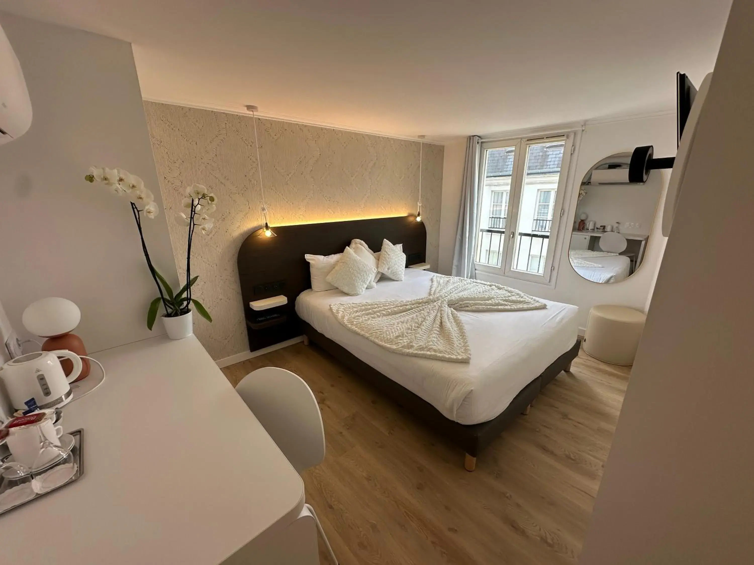 Photo of the whole room, Bed in Hôtel Opera Deauville Photo of the whole room, Bed in Hôtel Opera Deauville