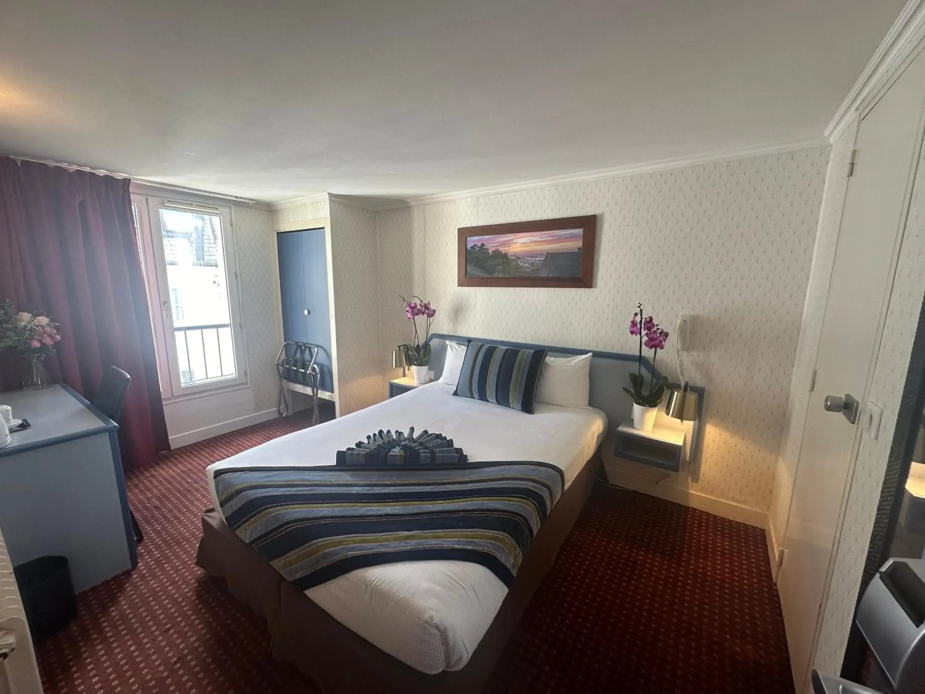 Photo of the whole room, Bed in Hôtel Opera Deauville Photo of the whole room, Bed in Hôtel Opera Deauville