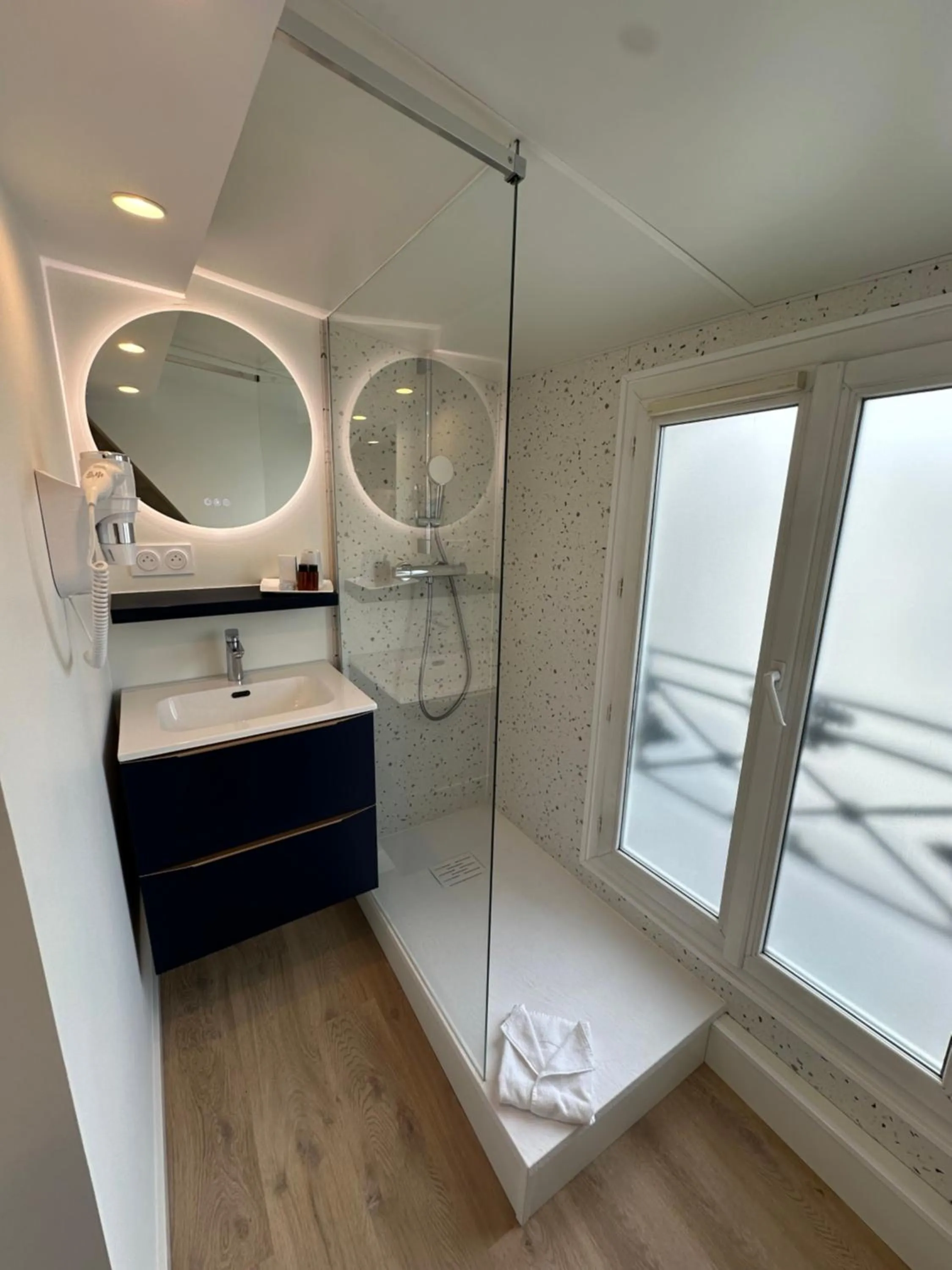 Bathroom in Hôtel Opera Deauville