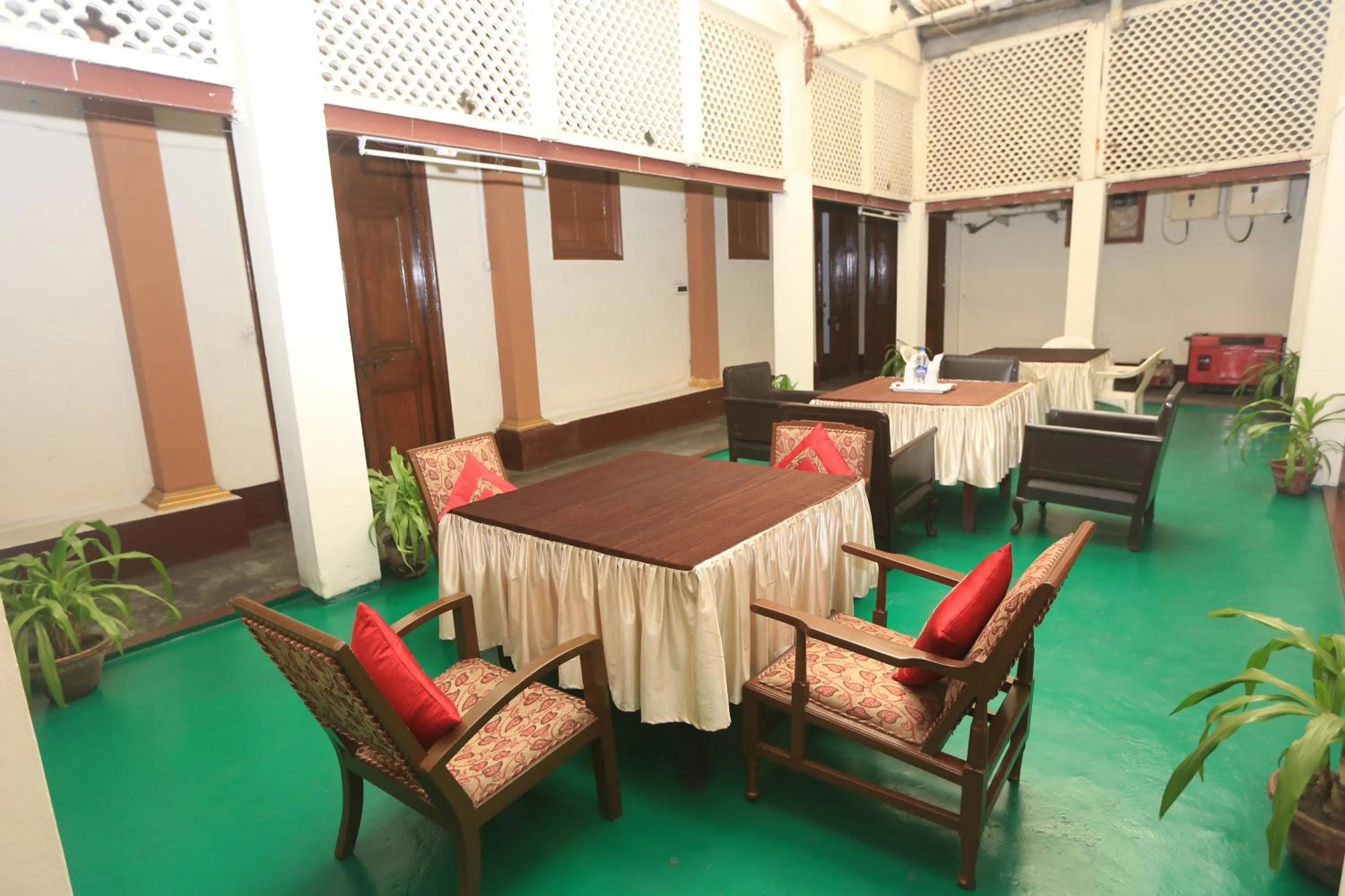 Restaurant/places to eat in YMCA SEACOM INN