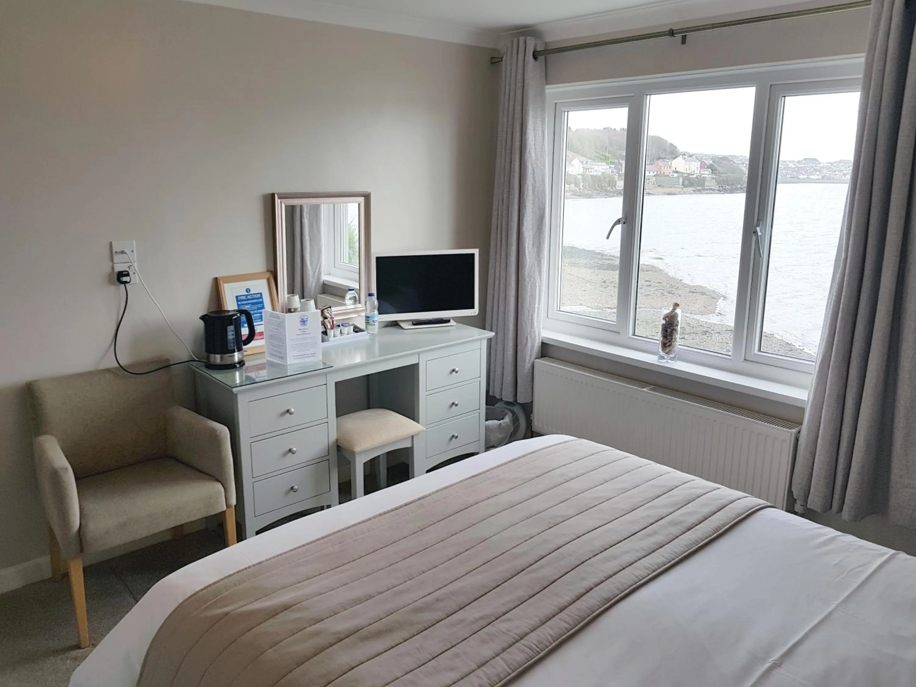 Bedroom, Bed in Ferry House Inn