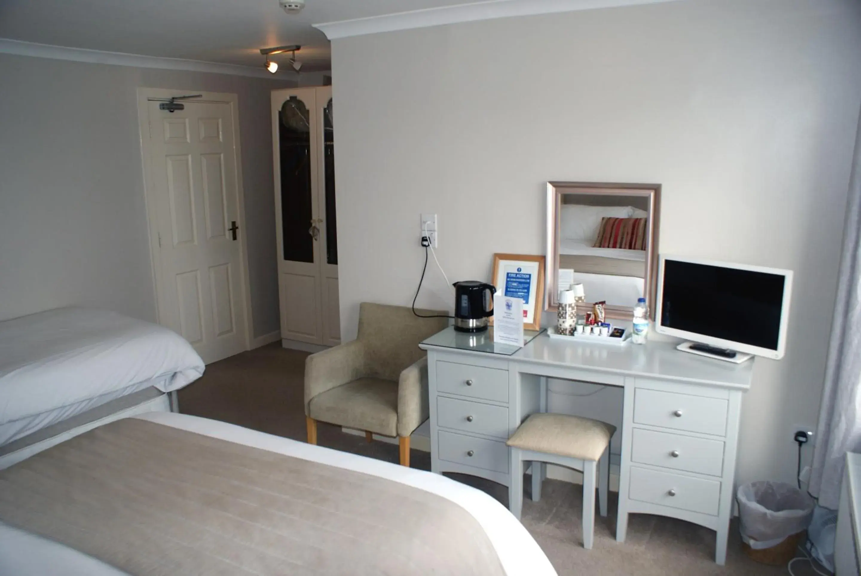 Quadruple Room with Shower in Ferry House Inn Quadruple Room with Shower in Ferry House Inn