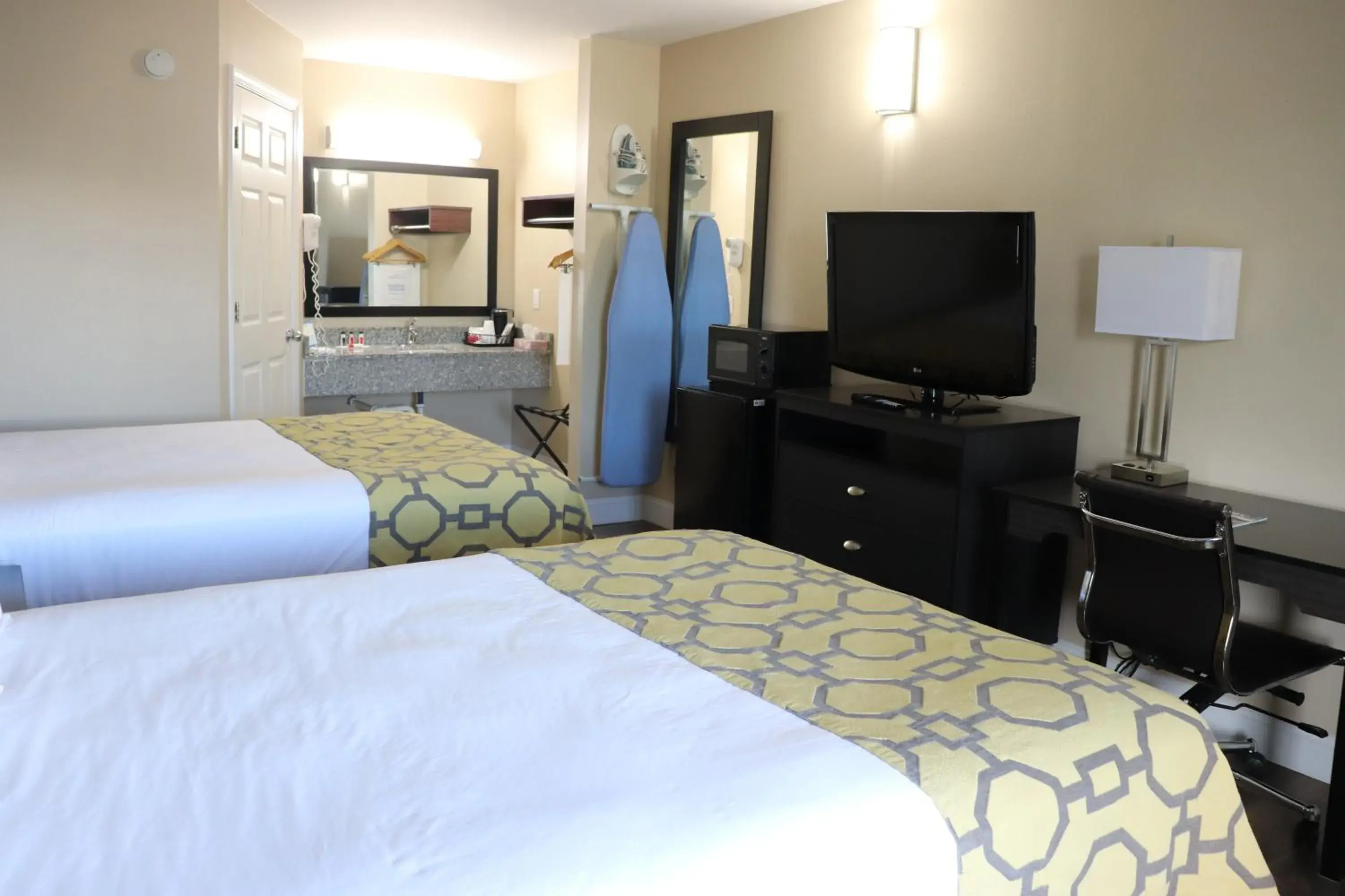 Bed in Baymont by Wyndham Florence/Muscle Shoals Bed in Baymont by Wyndham Florence/Muscle Shoals