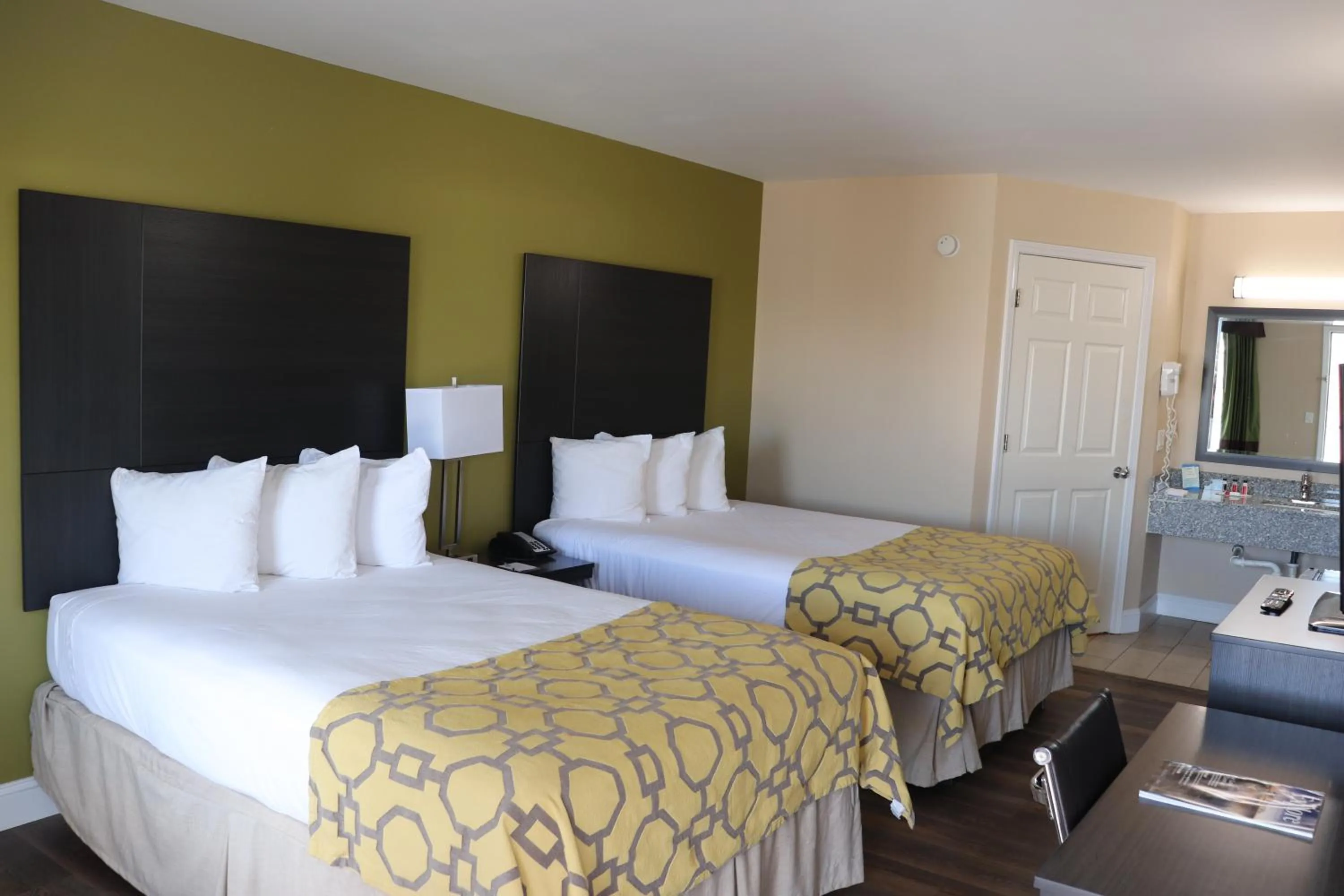 Bedroom, Bed in Baymont by Wyndham Florence/Muscle Shoals