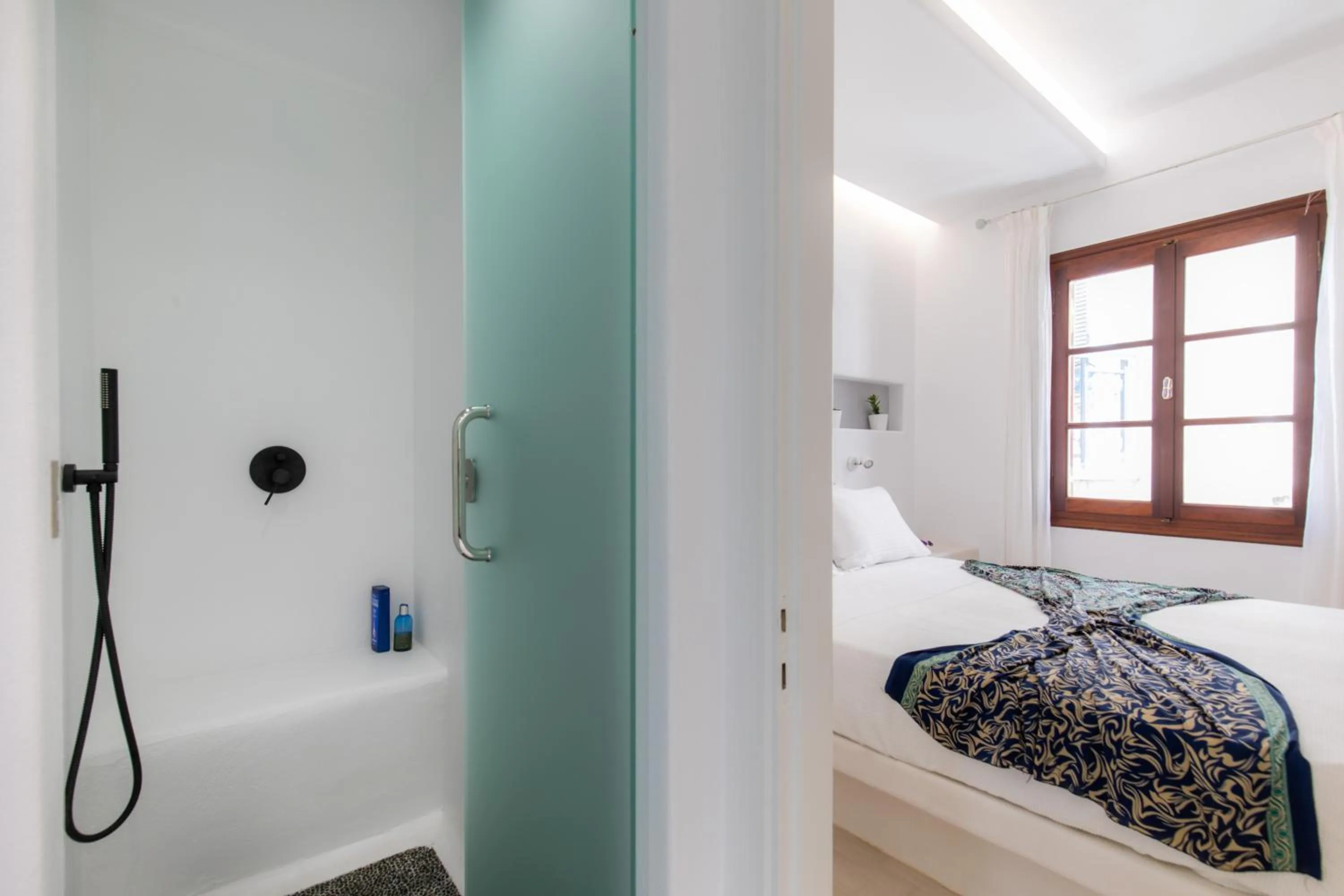 Shower, Bed in Arco Naxos Luxury Apartments