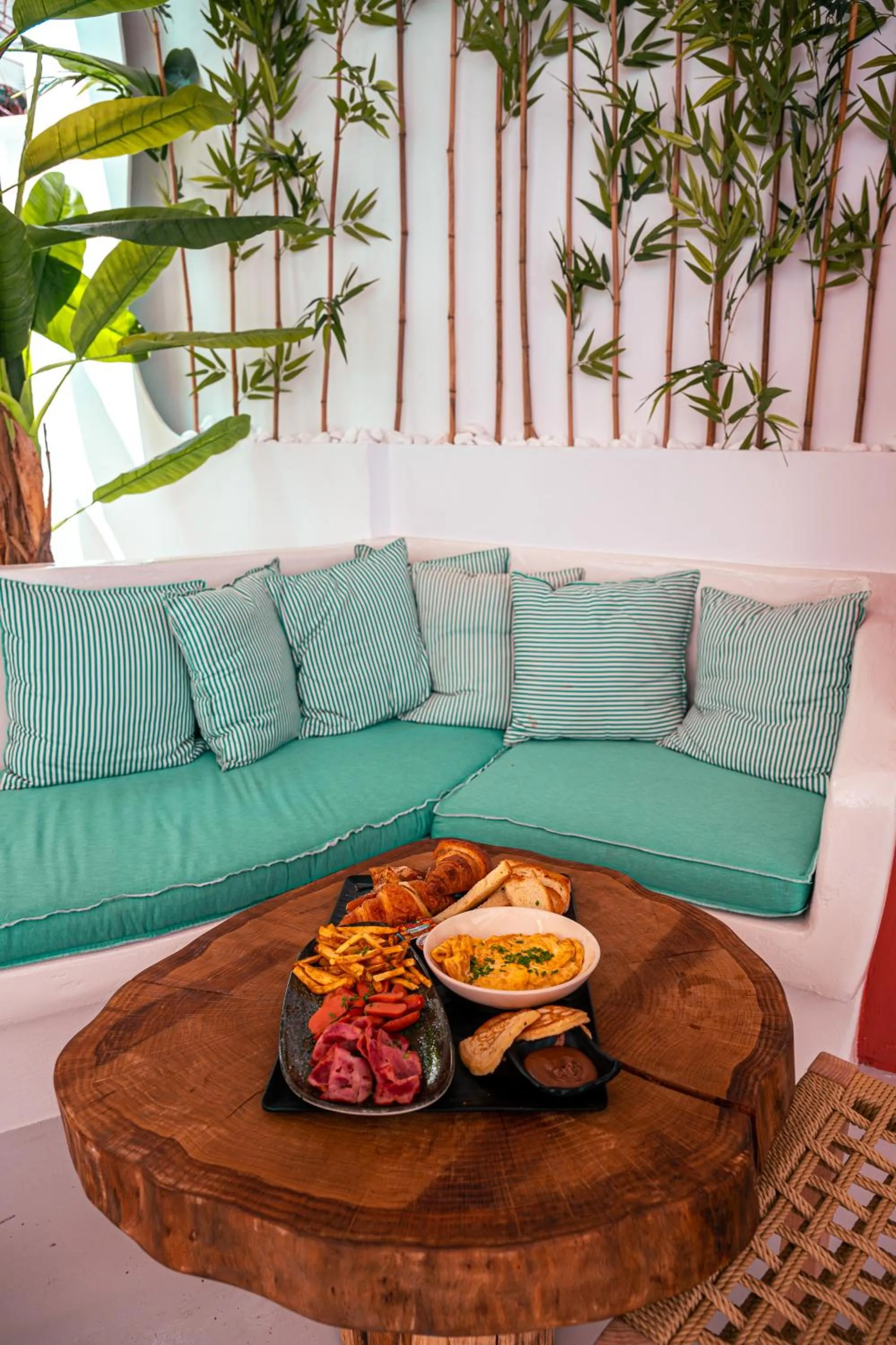 Restaurant/places to eat in Arco Naxos Luxury Apartments