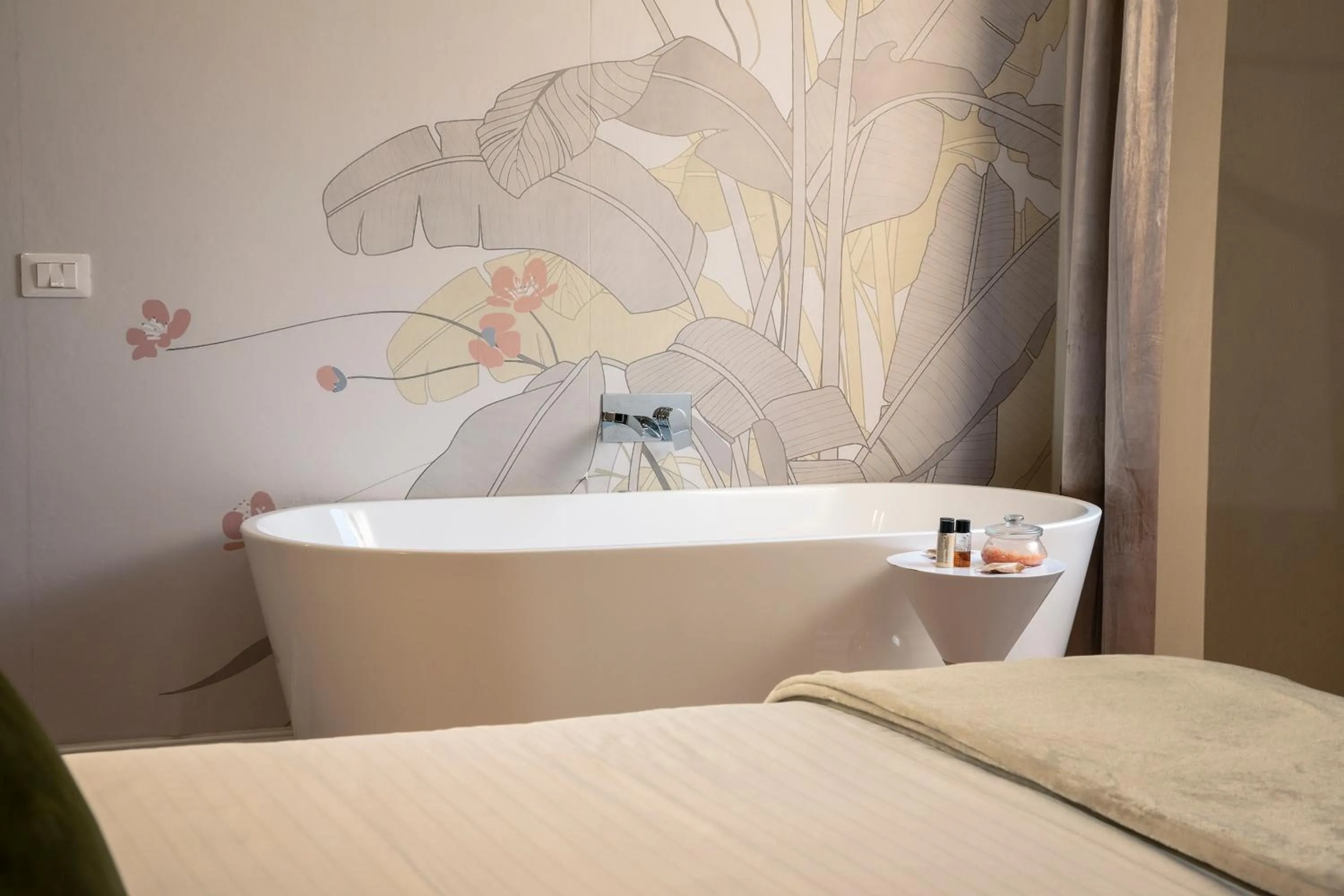 Hot Tub, Bed in Ricasoli Garden Relais