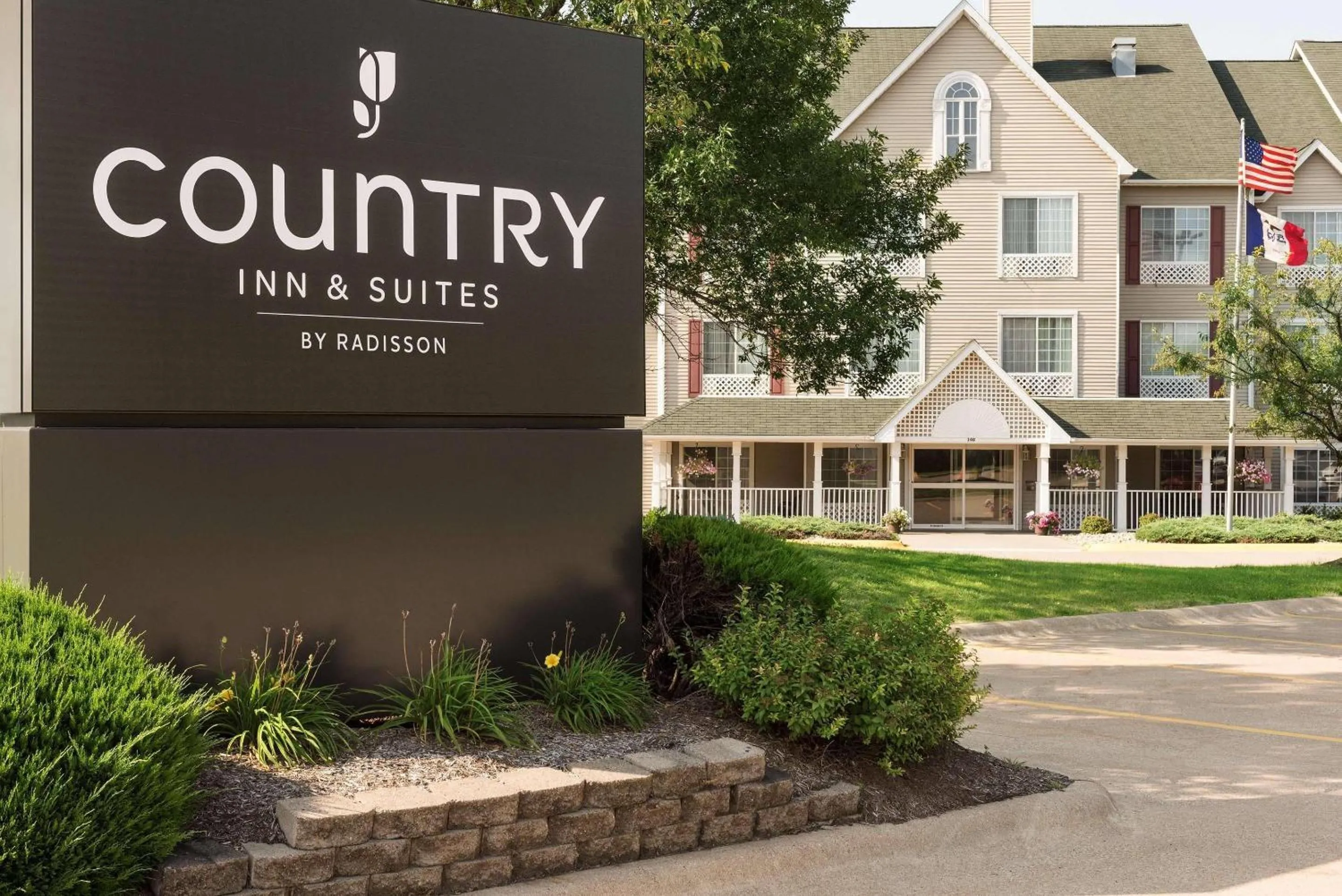 Property building in Country Inn & Suites by Radisson, Davenport - Quad Cities