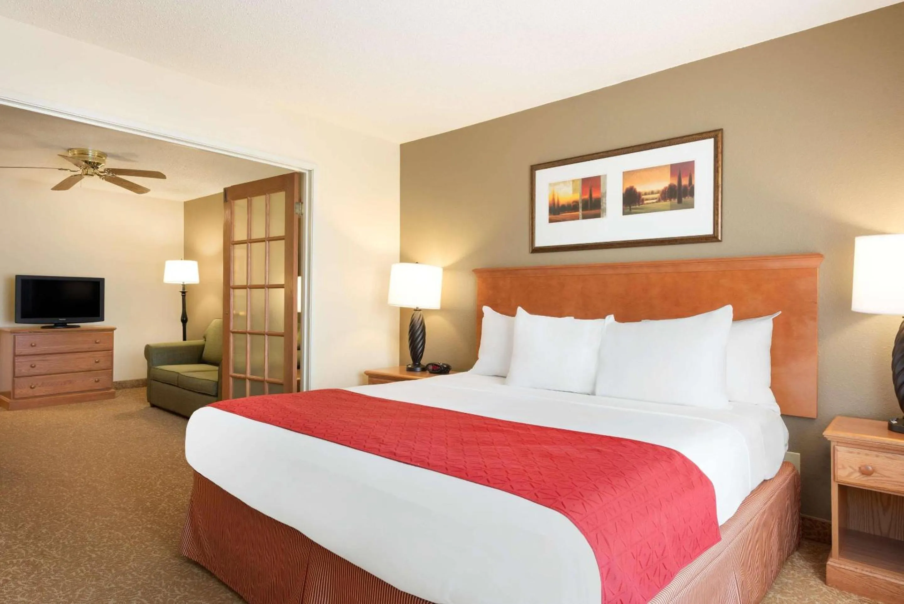 Bedroom, Bed in Country Inn & Suites by Radisson, Davenport - Quad Cities