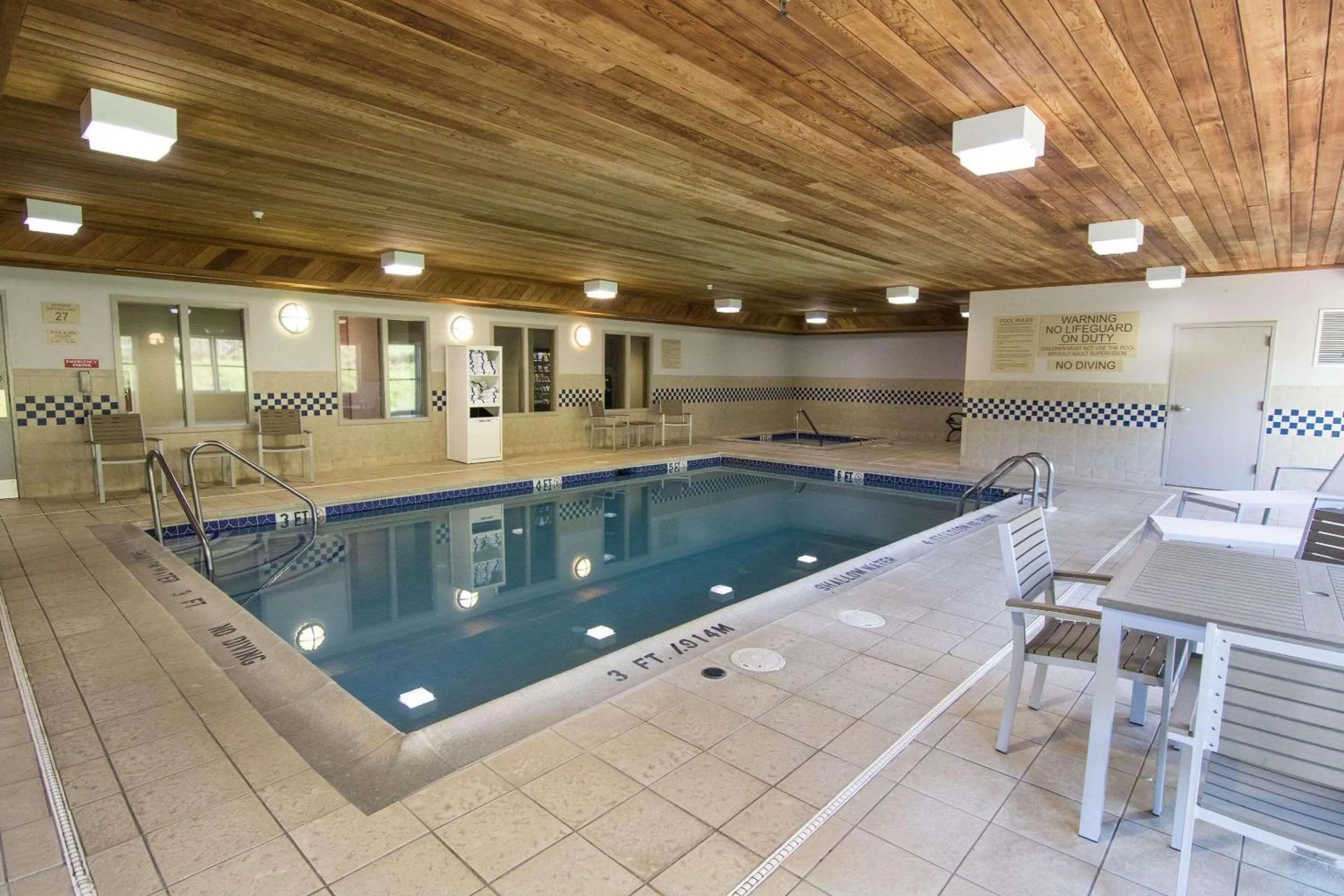 Swimming pool in Country Inn & Suites by Radisson, Lehighton-Jim Thorpe, PA