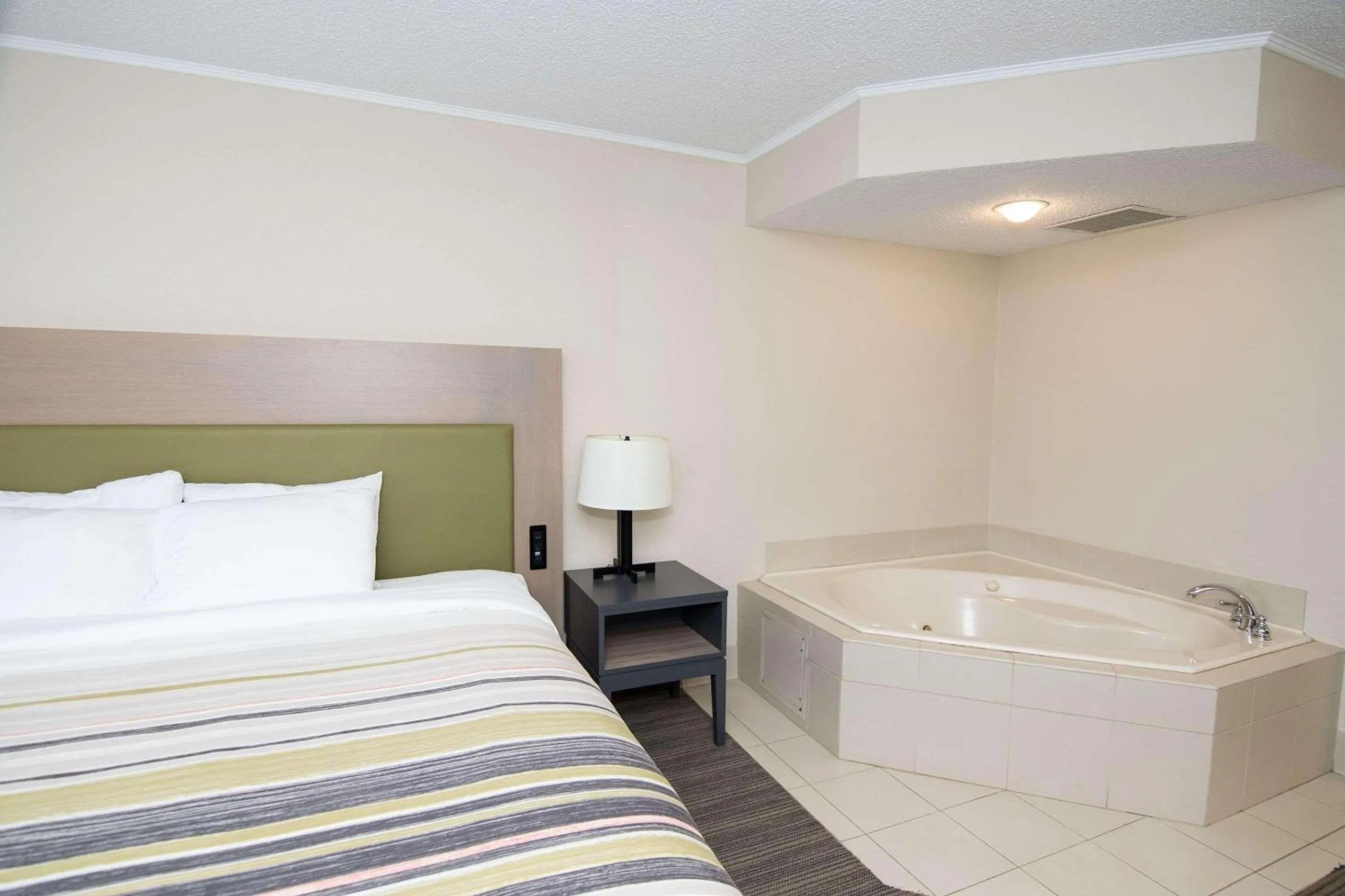 Bedroom, Bed in Country Inn & Suites by Radisson, Lehighton-Jim Thorpe, PA