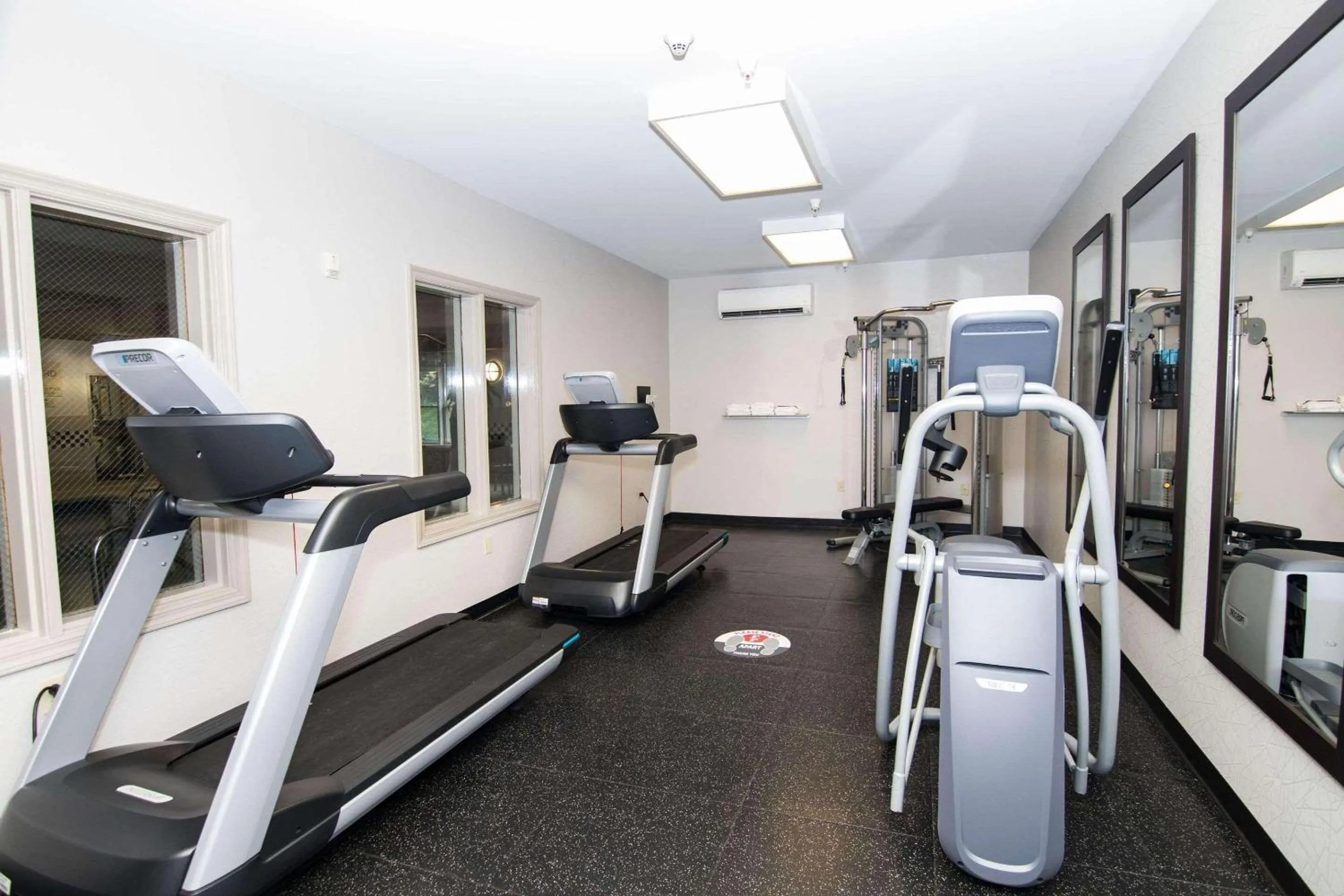 Fitness centre/facilities in Country Inn & Suites by Radisson, Lehighton-Jim Thorpe, PA