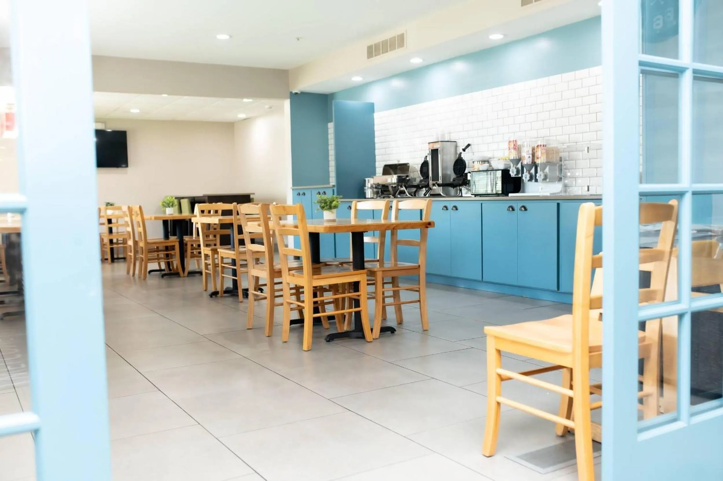 Breakfast in Country Inn & Suites by Radisson, Prairie du Chien