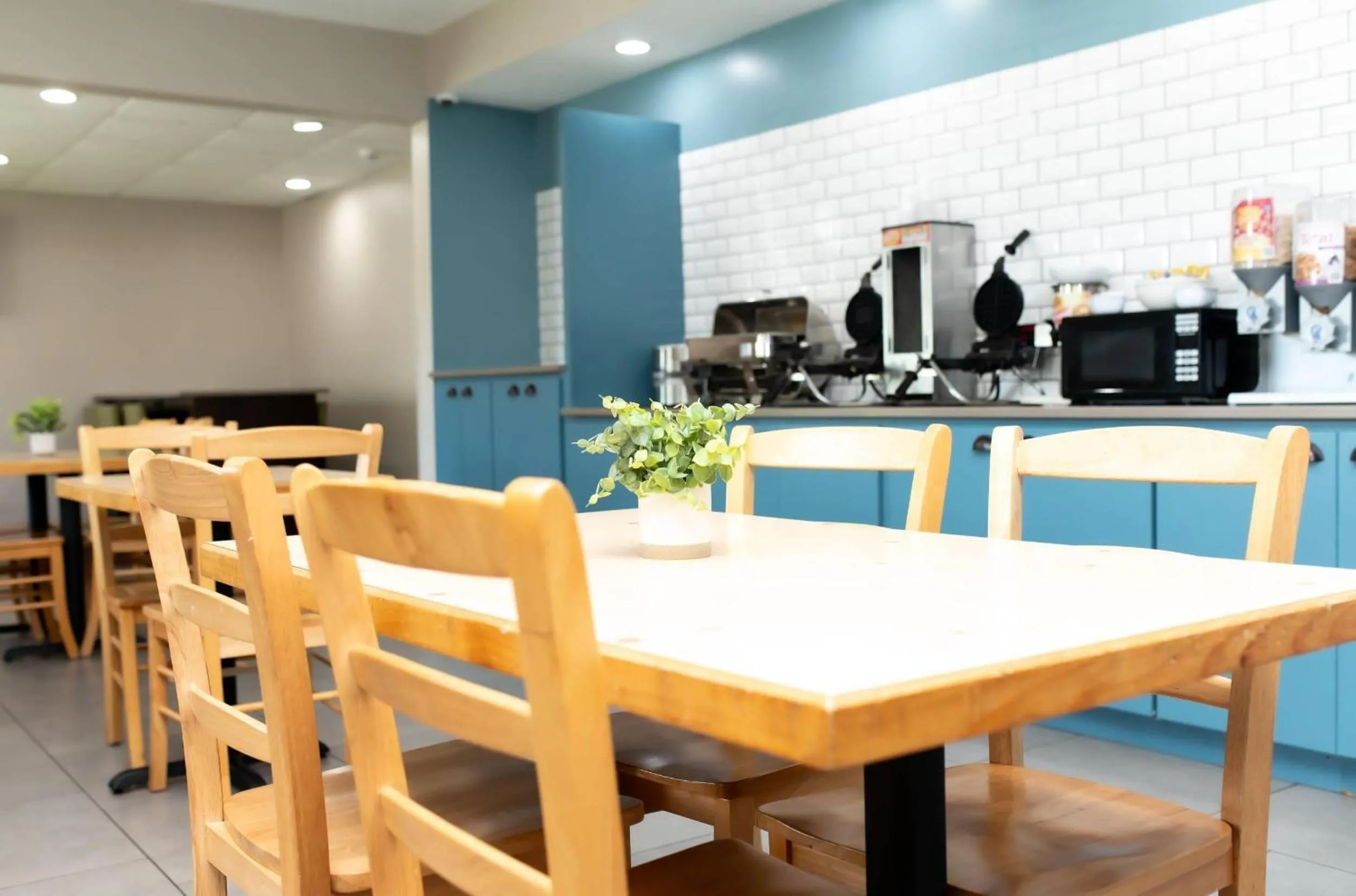 Breakfast in Country Inn & Suites by Radisson, Prairie du Chien