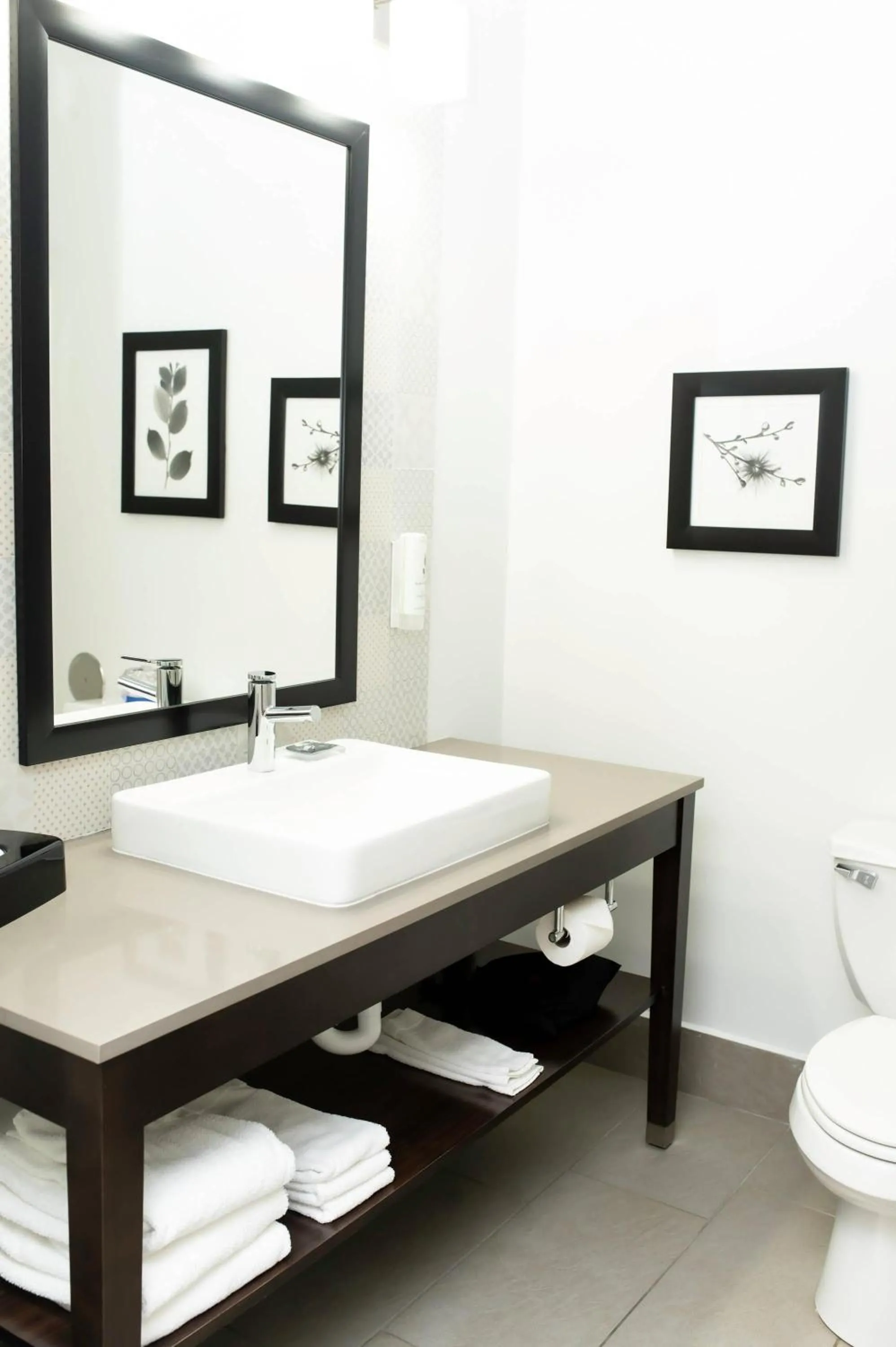 Bedroom in Country Inn & Suites by Radisson, Prairie du Chien