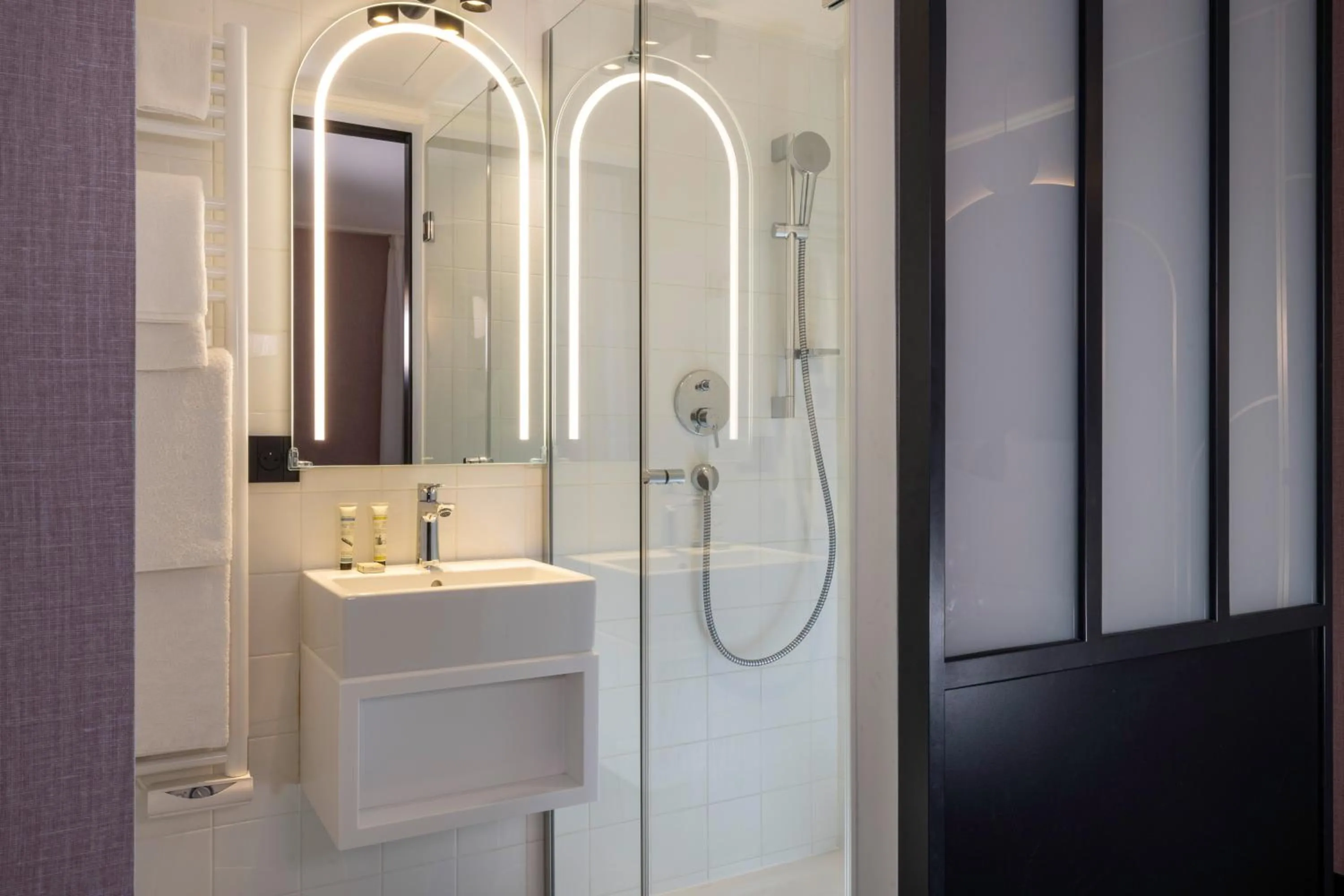 Shower in Best Western Bretagne Montparnasse