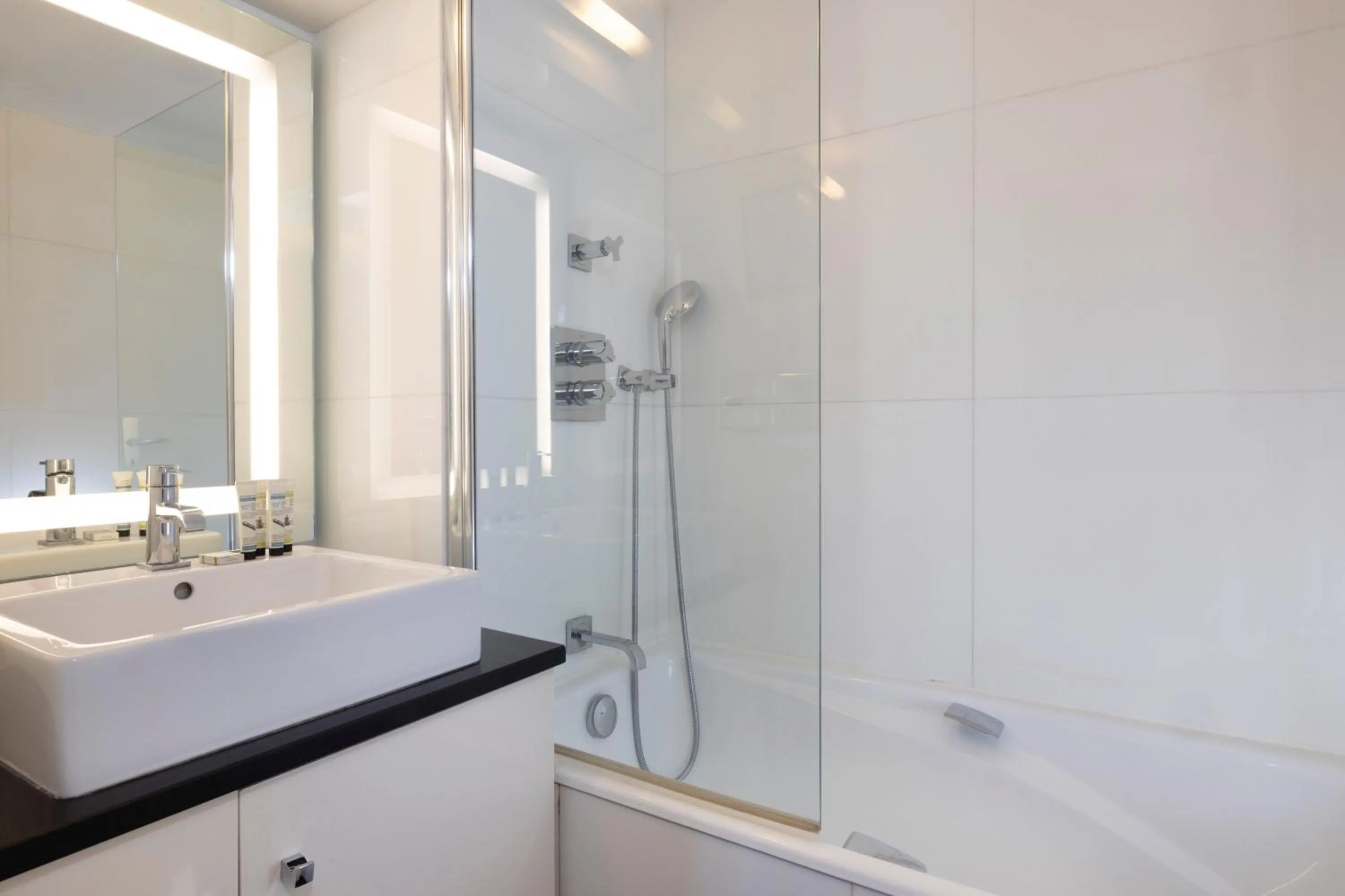 Bathroom in Best Western Bretagne Montparnasse