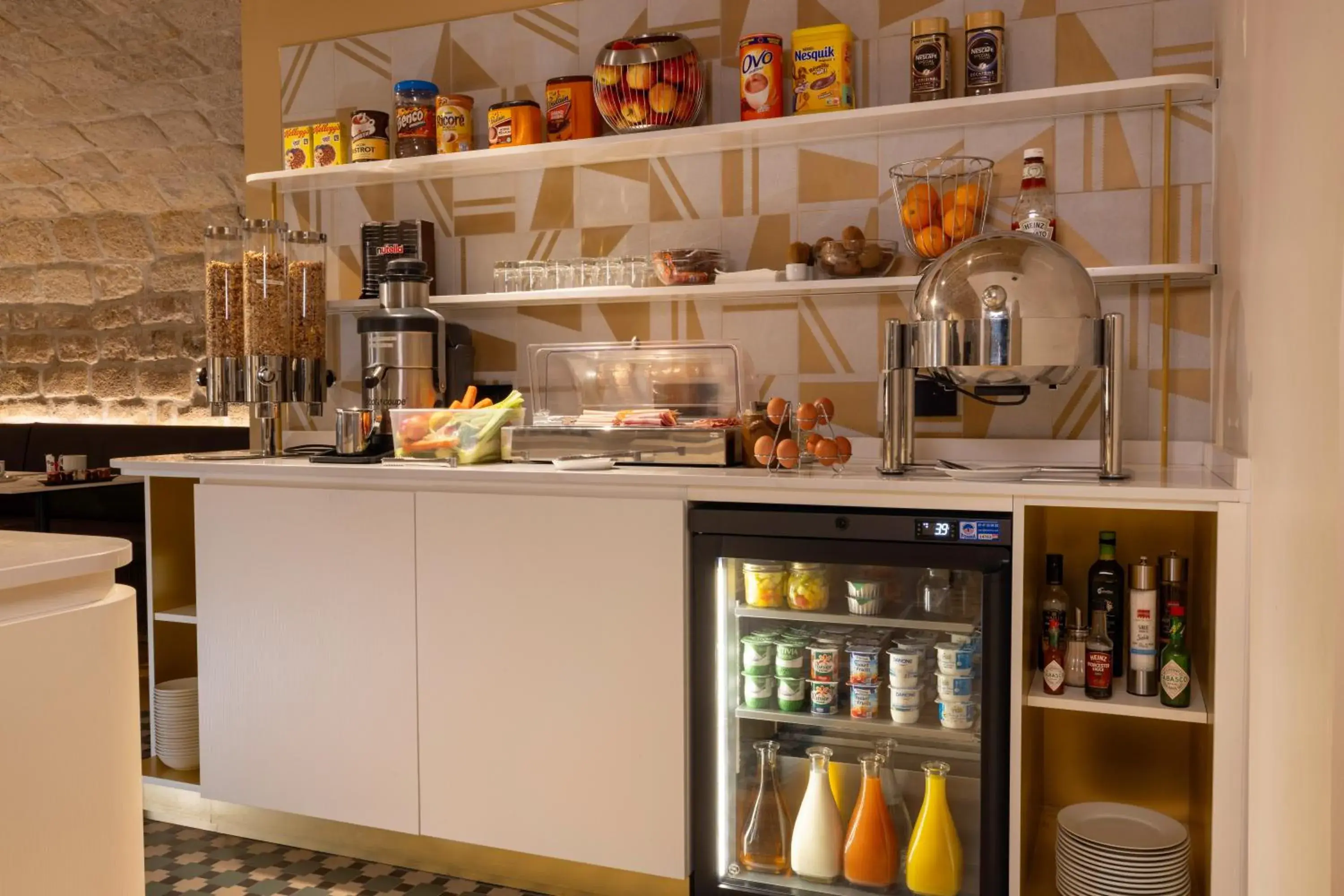 Lounge or bar in Best Western Bretagne Montparnasse Lounge or bar in Best Western Bretagne Montparnasse