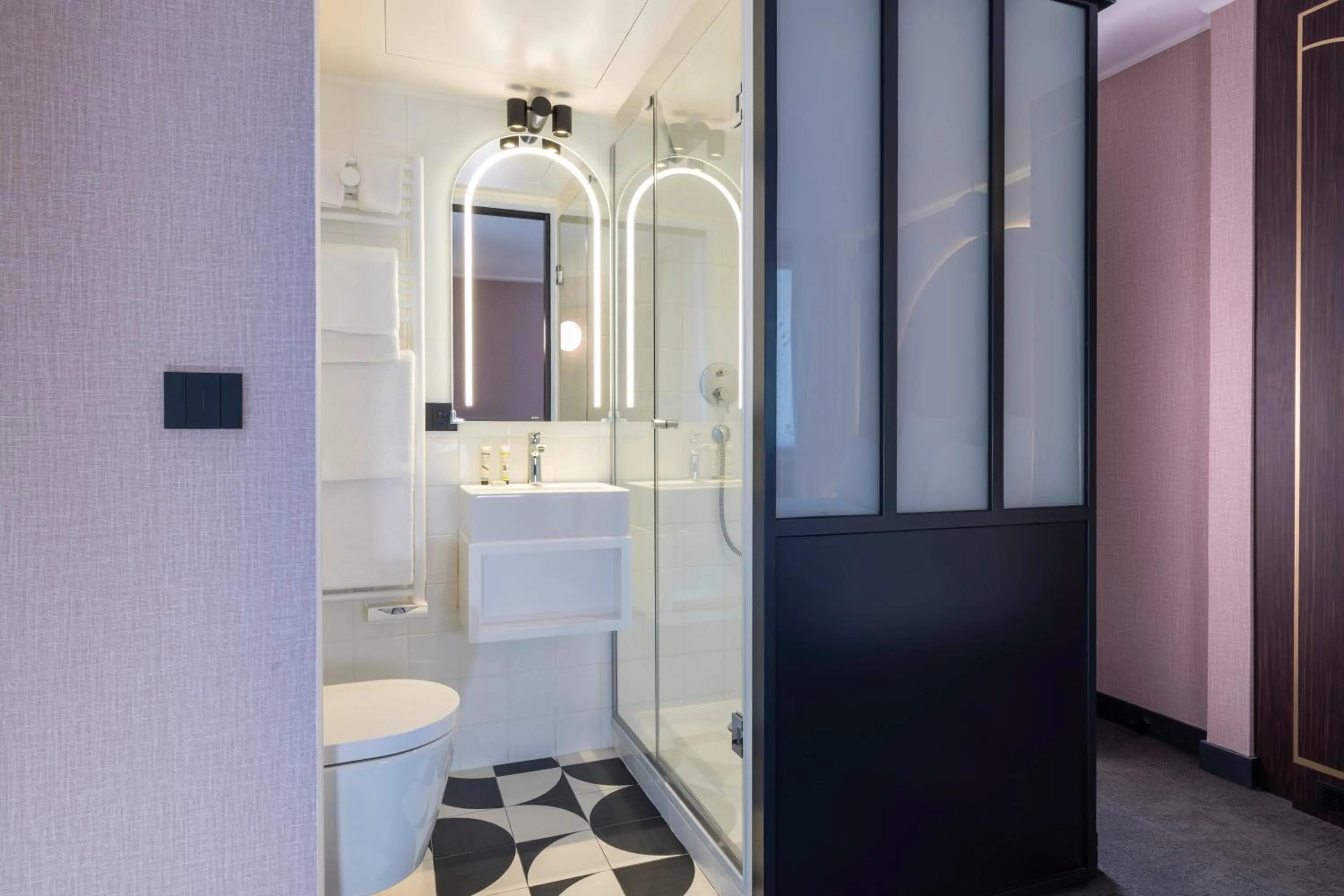 Toilet in Best Western Bretagne Montparnasse