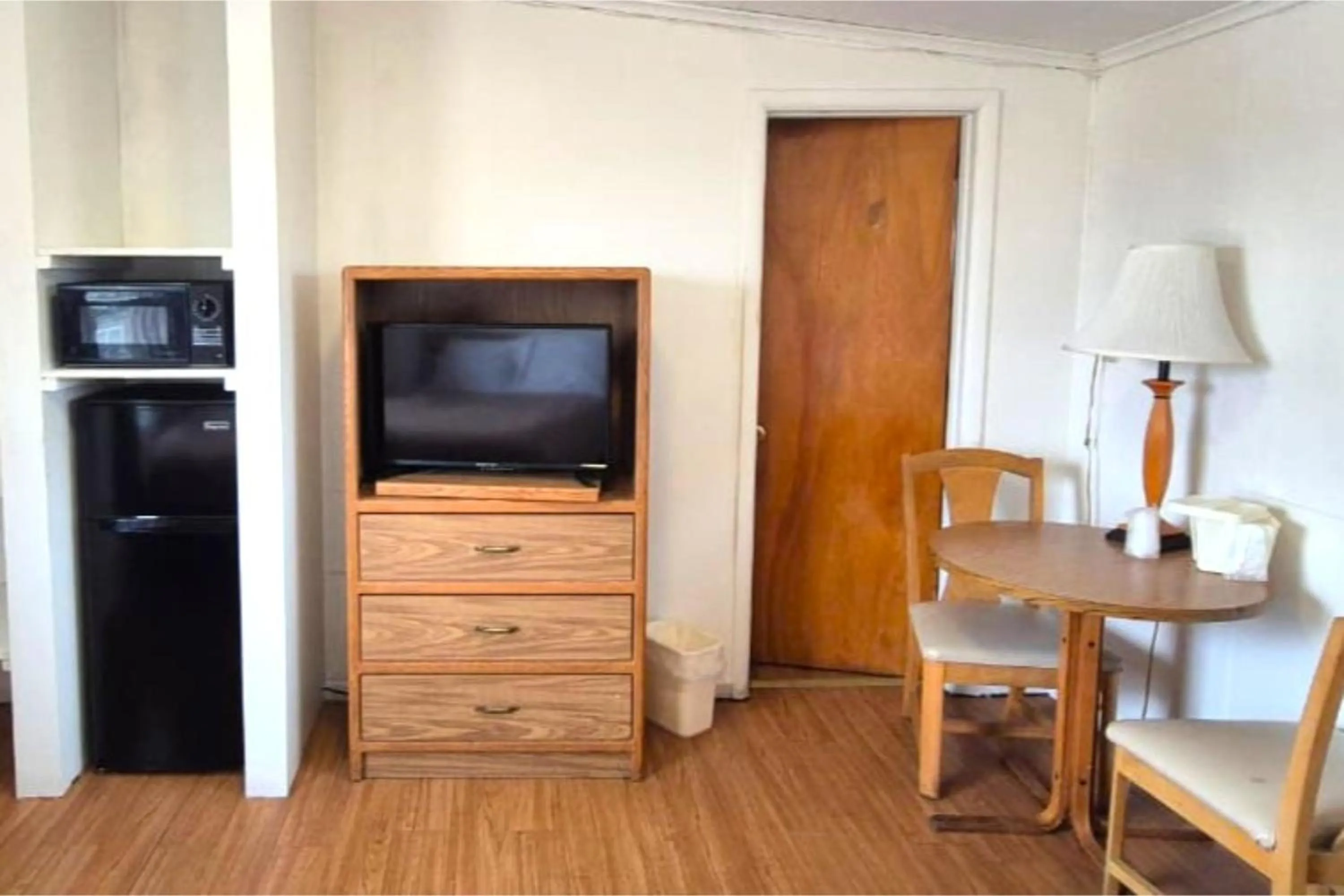 TV and multimedia in Economy Inn Cadillac MI by Hotel O