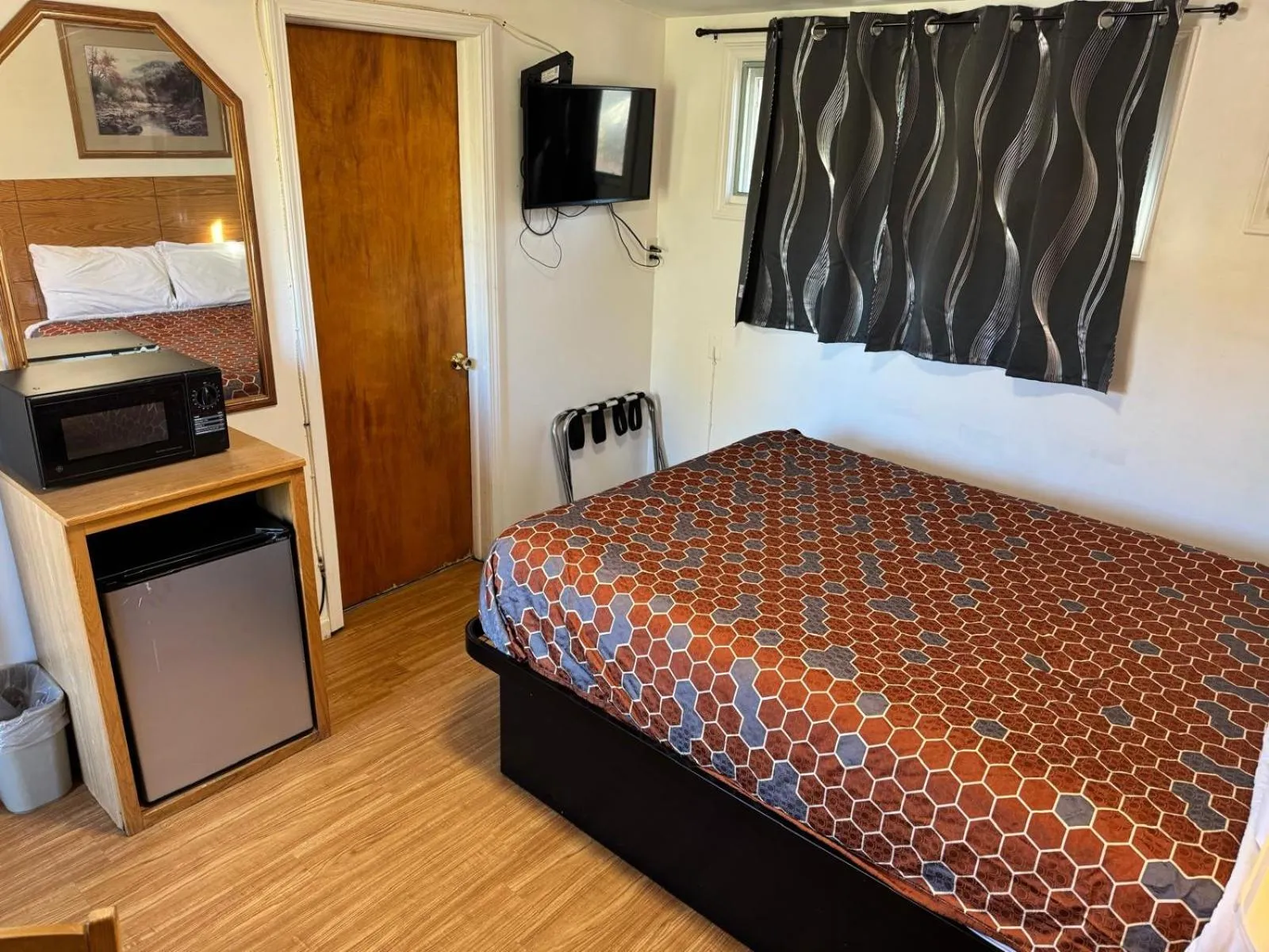 Bedroom, Bed in Economy Inn Cadillac MI by Hotel O