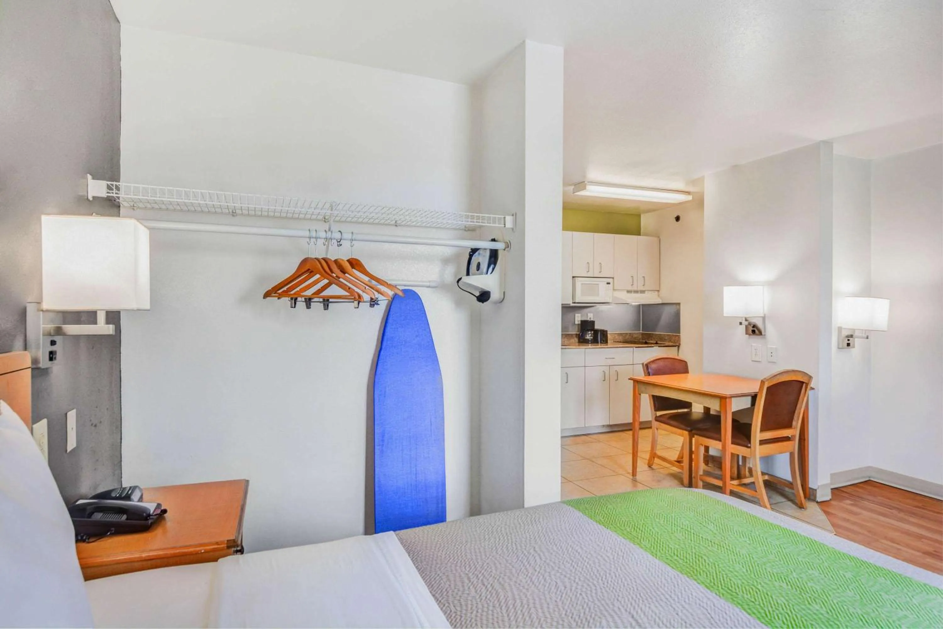 Photo of the whole room, Bed in Studio 6-Opelika, AL - Auburn Al