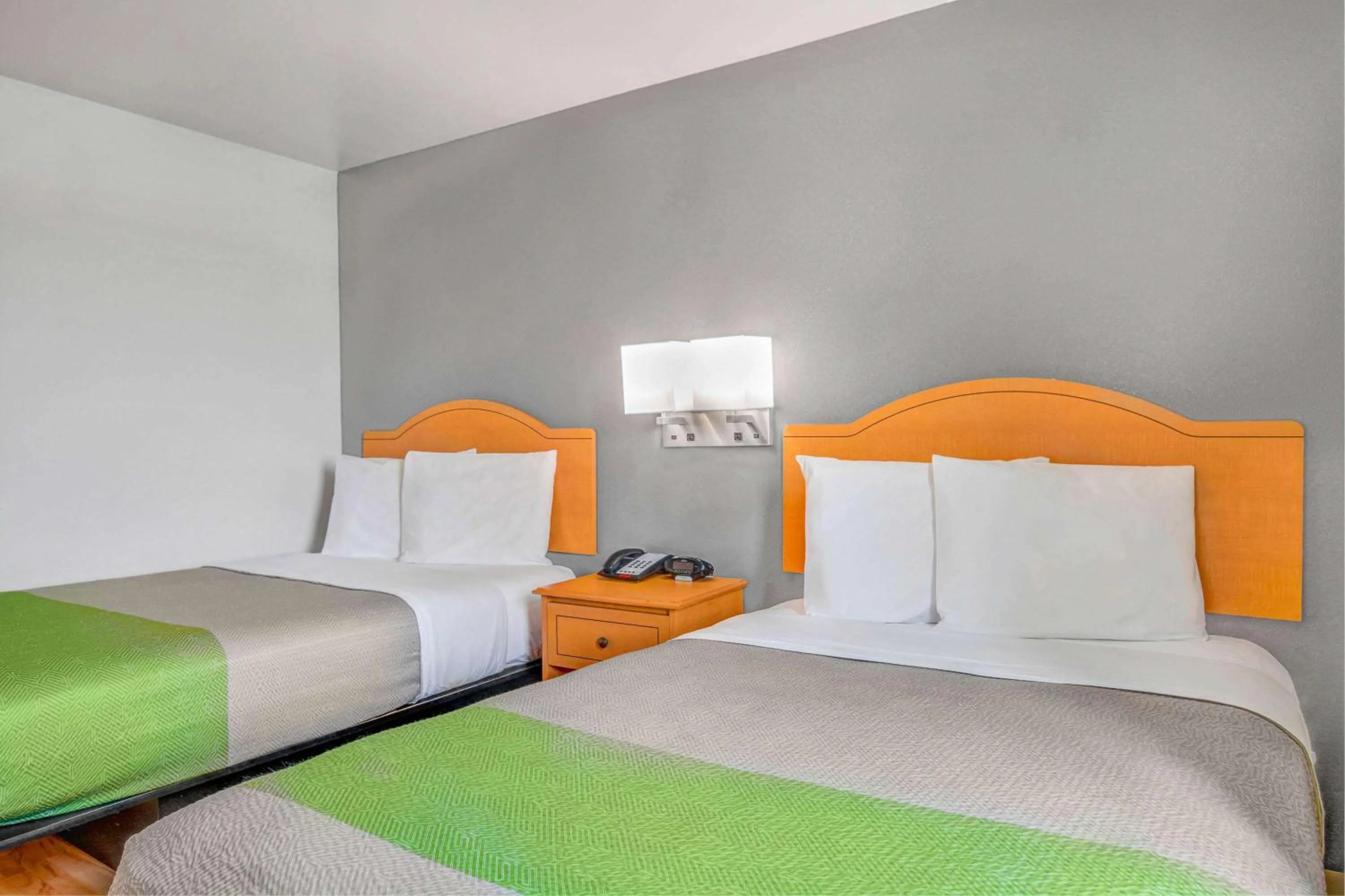 Photo of the whole room, Bed in Studio 6-Opelika, AL - Auburn Al