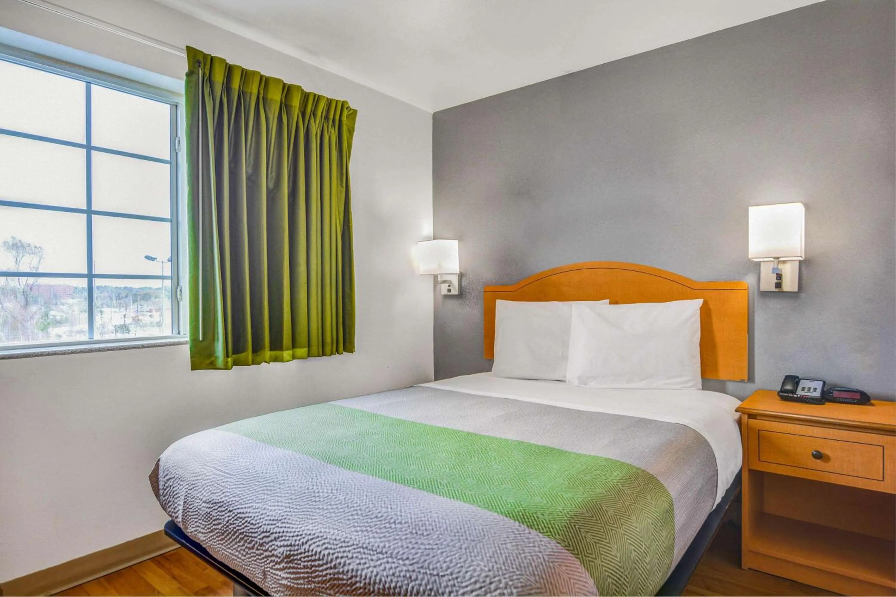 Photo of the whole room, Bed in Studio 6-Opelika, AL - Auburn Al