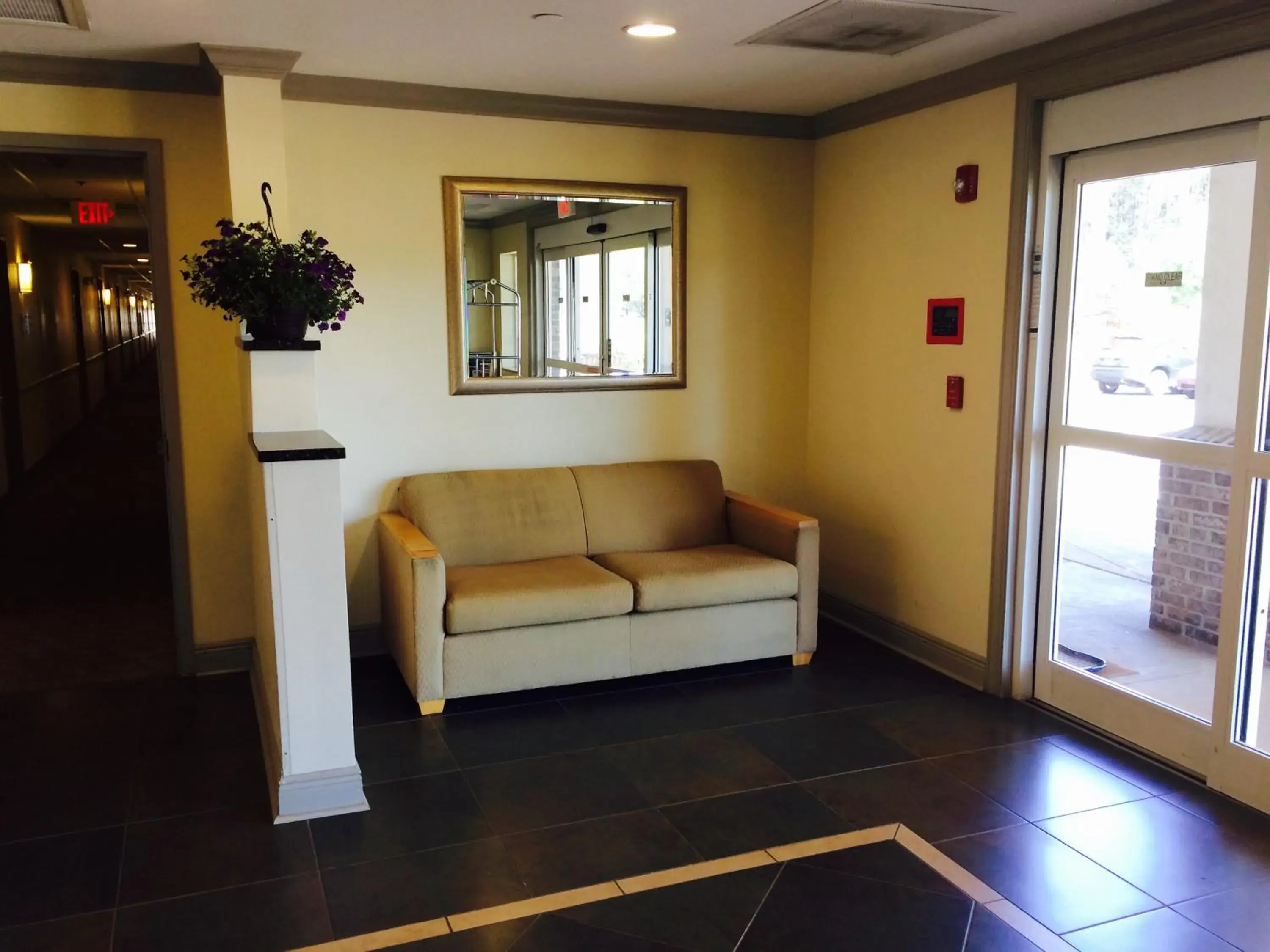 Lobby or reception in Studio 6-Opelika, AL - Auburn Al Lobby or reception in Studio 6-Opelika, AL - Auburn Al