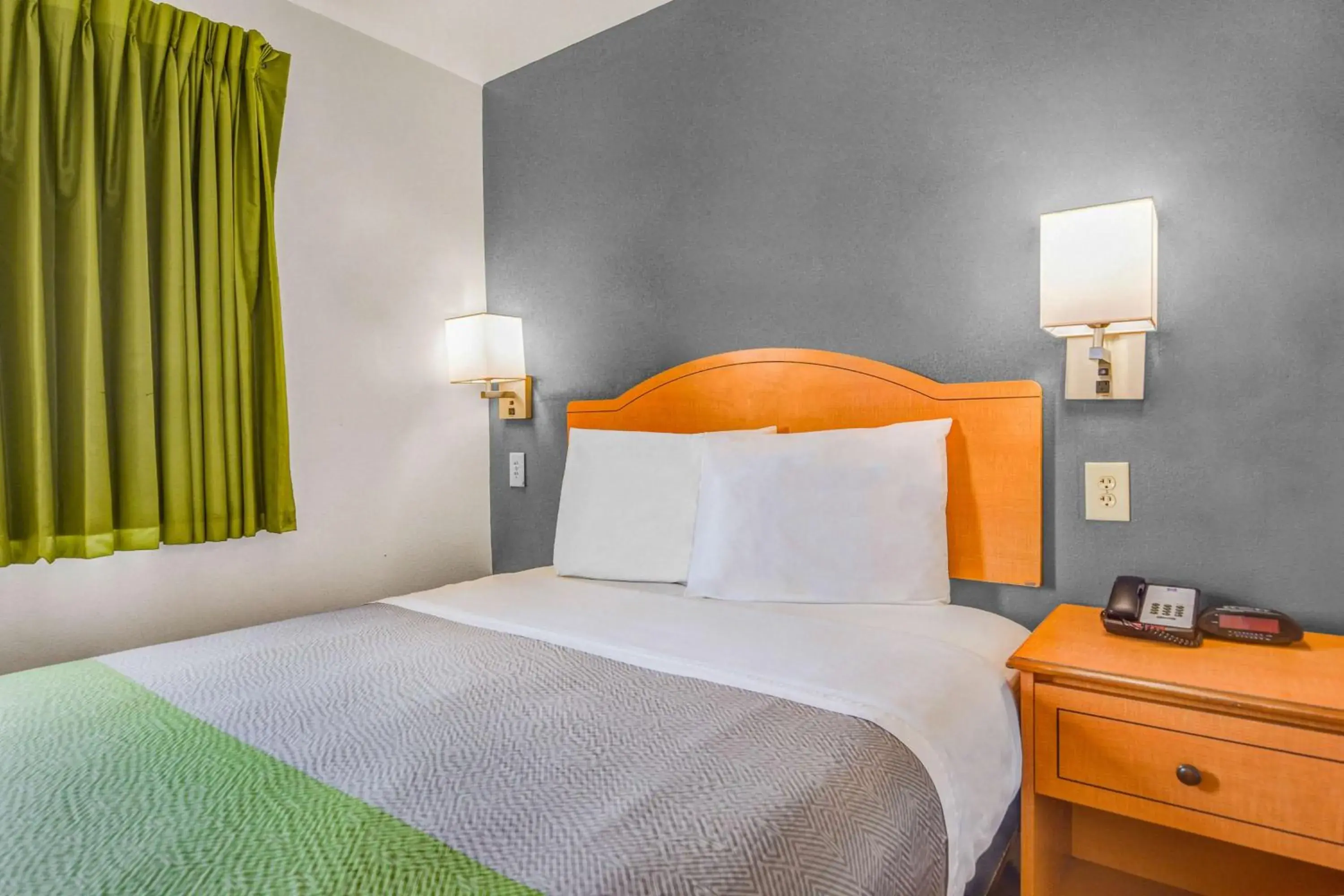 Queen Room - Disability Access - Smoking in Studio 6-Opelika, AL - Auburn Al Queen Room - Disability Access - Smoking in Studio 6-Opelika, AL - Auburn Al