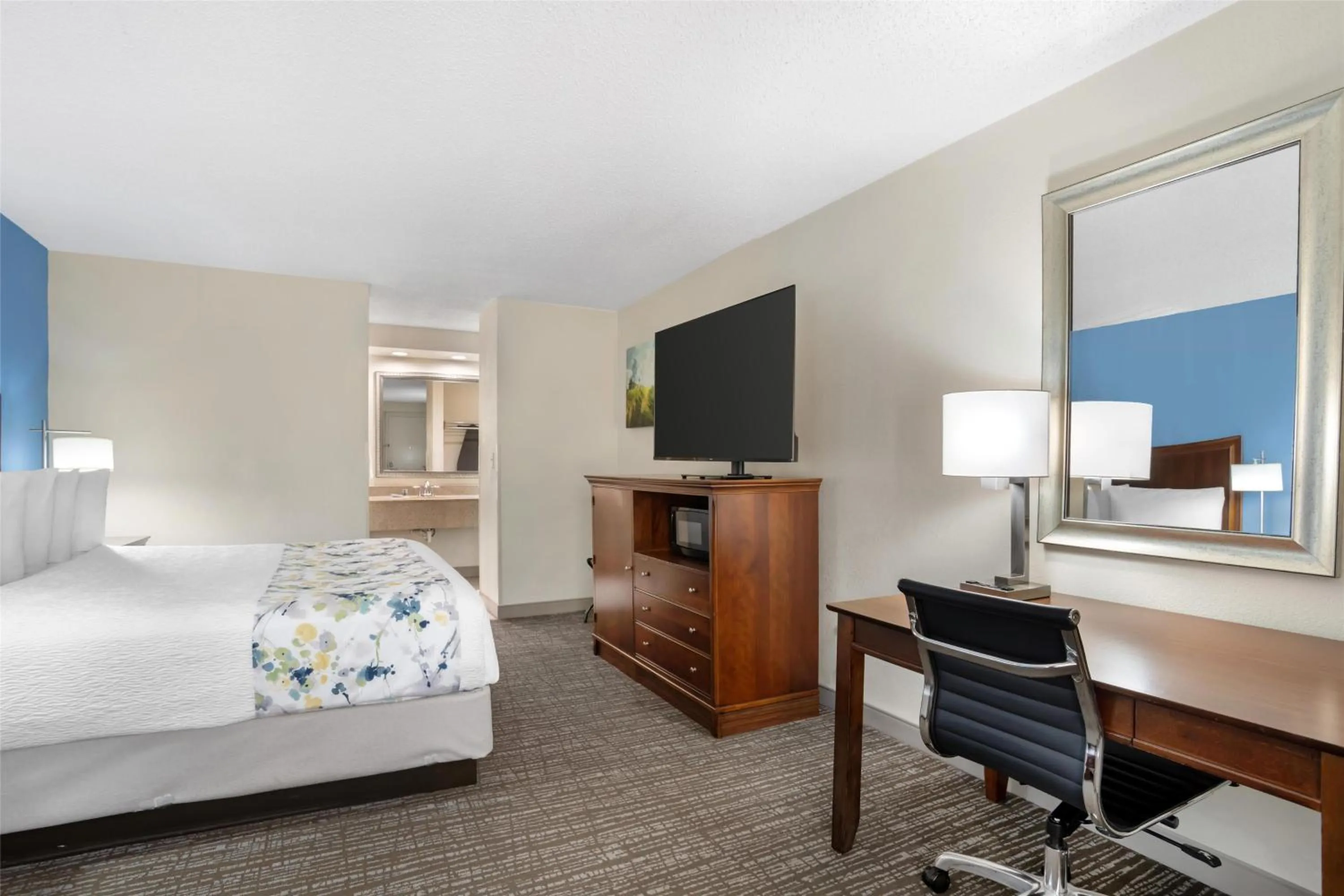 Bedroom, Bed in Best Western Inn & Suites Monroe