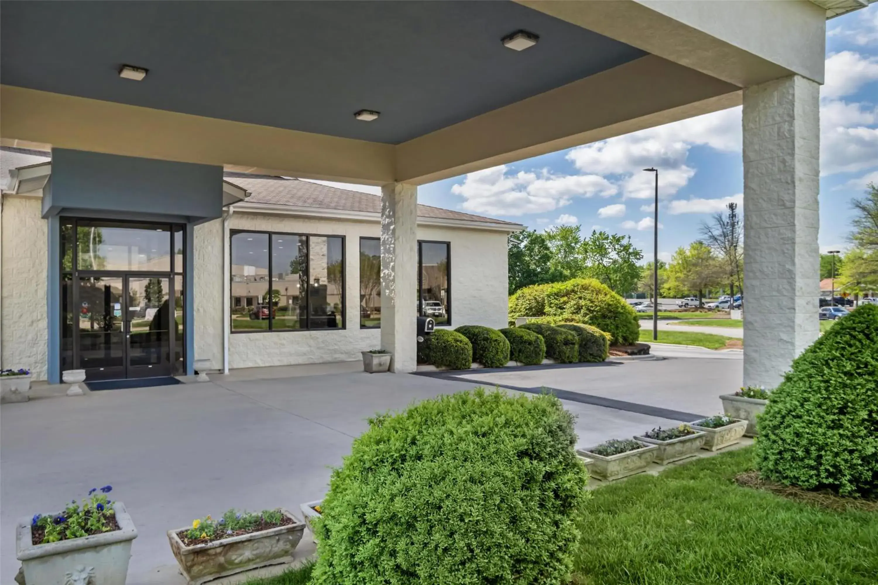 Property building in Best Western Inn & Suites Monroe Property building in Best Western Inn & Suites Monroe