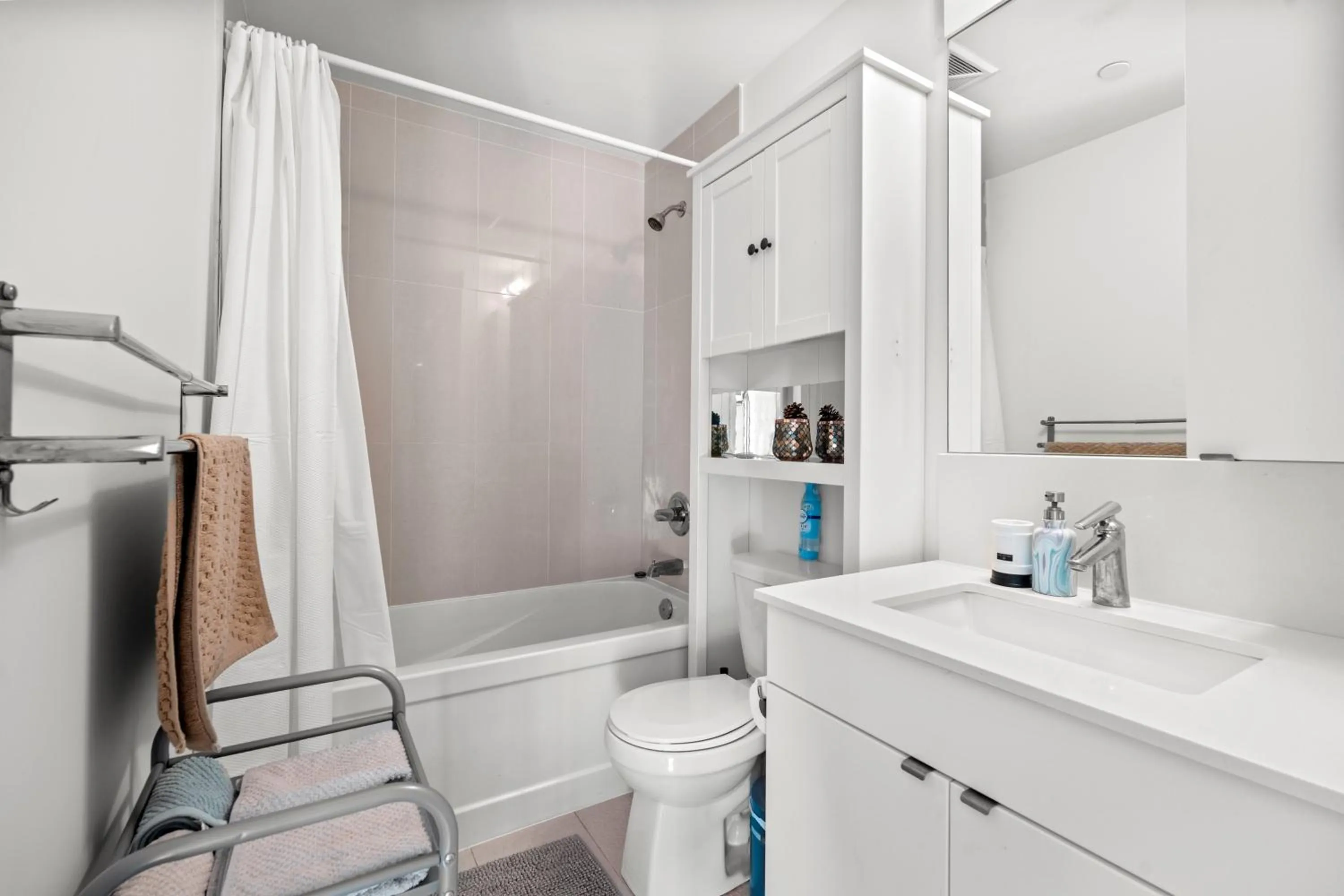 Bathroom in Modern Lillian St Apartments by GLOBALSTAY