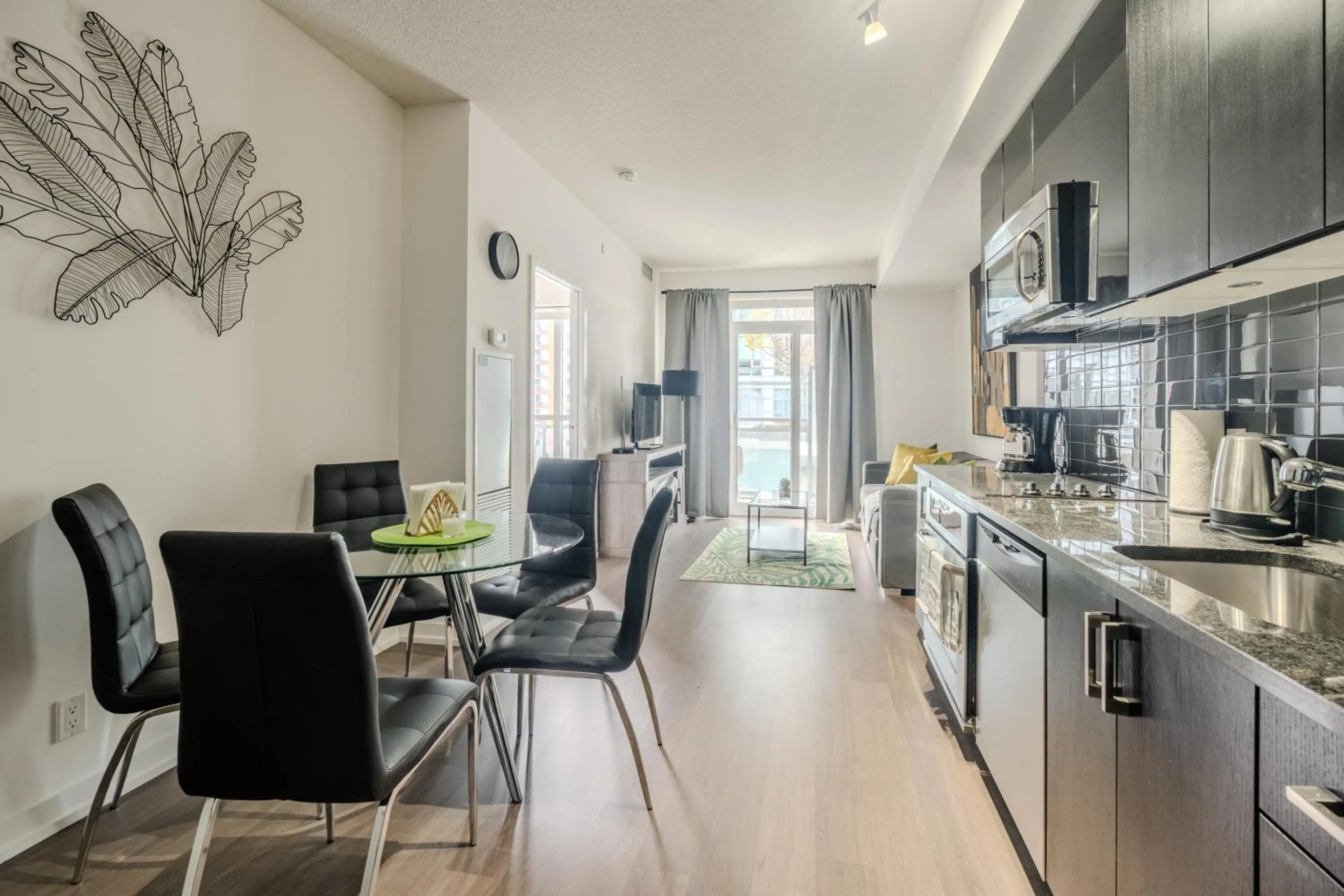 Coffee/tea facilities in Modern Lillian St Apartments by GLOBALSTAY