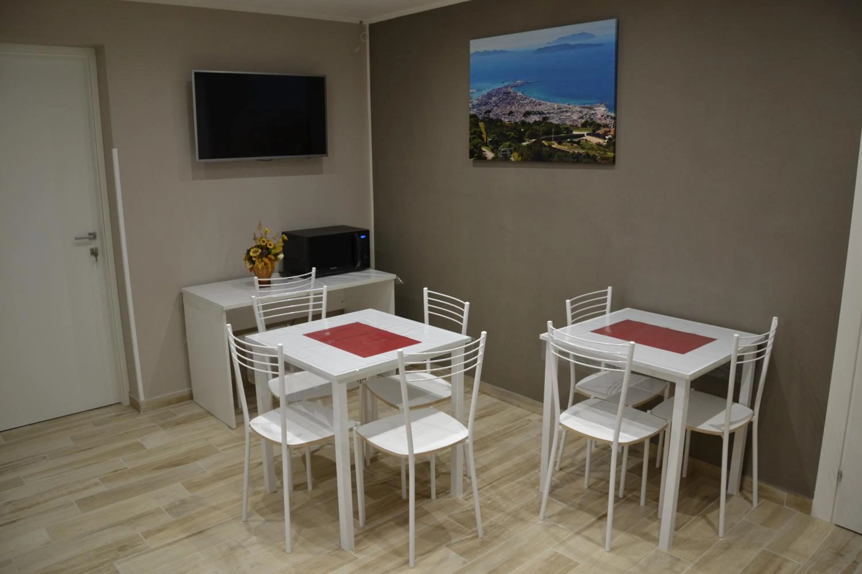 Communal lounge/ TV room in B&B Stella Maris Trapani Centro