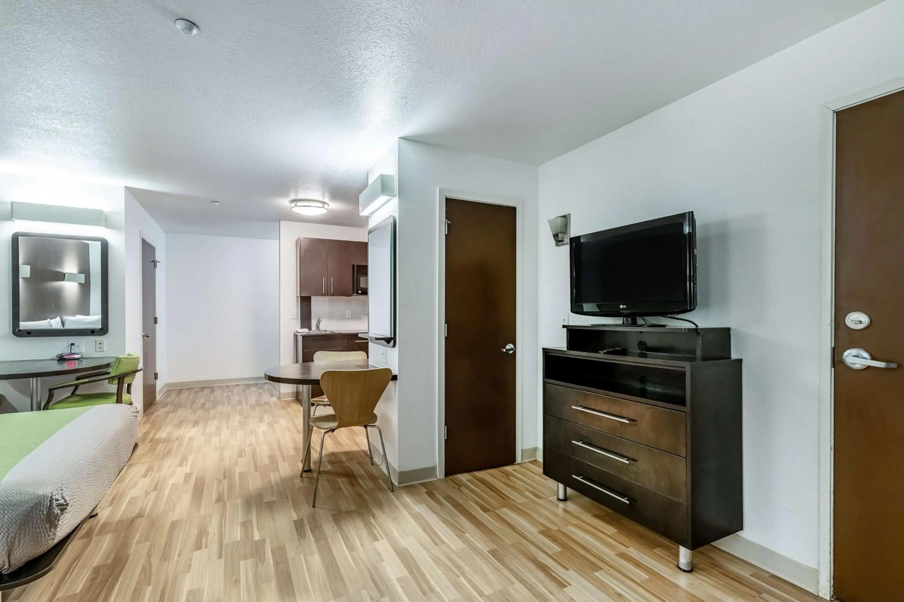 Photo of the whole room in Studio 6-Orange, TX