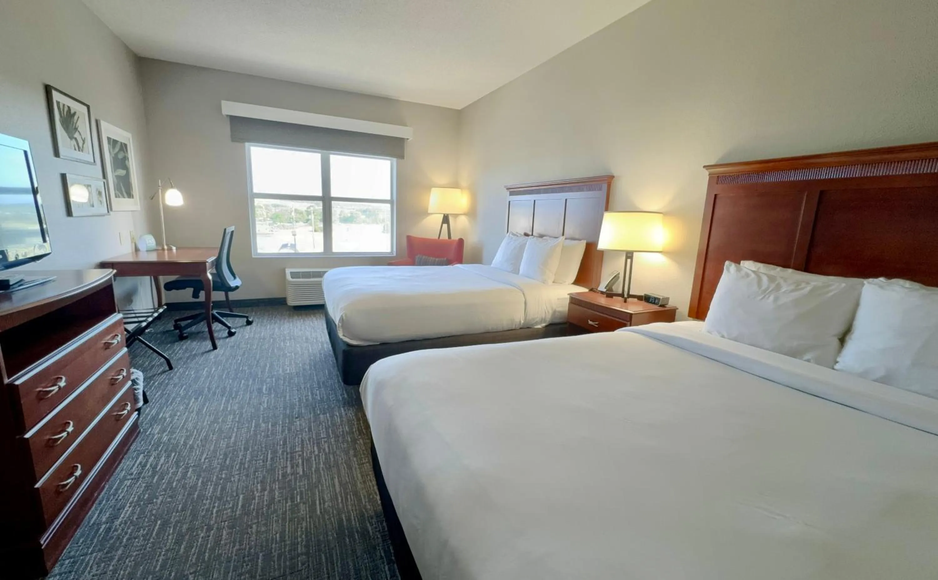 Bed in Country Inn & Suites by Radisson, Harrisonburg, VA