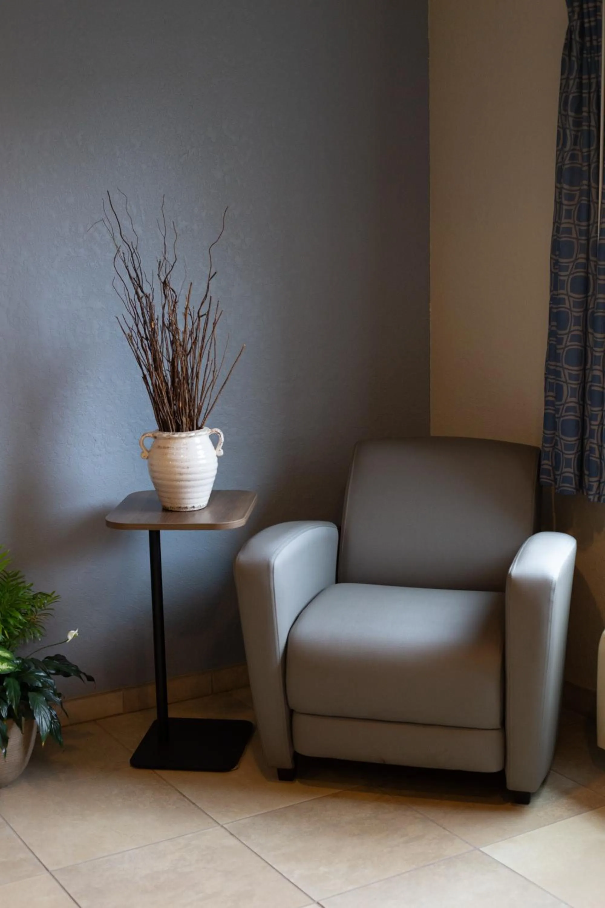 Seating area in Microtel Inn & Suites by Wyndham Waynesburg