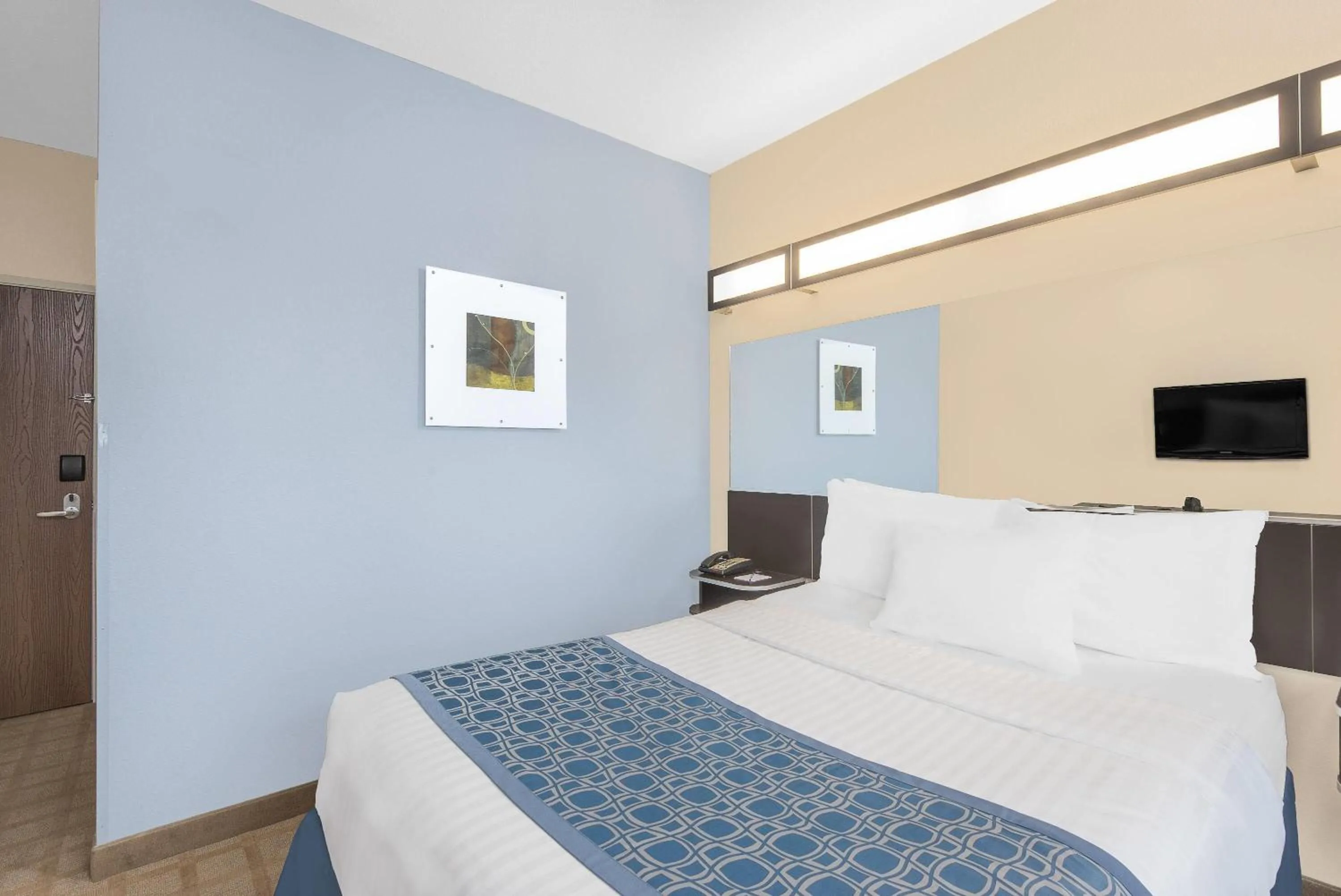 Photo of the whole room, Bed in Microtel Inn & Suites by Wyndham Waynesburg