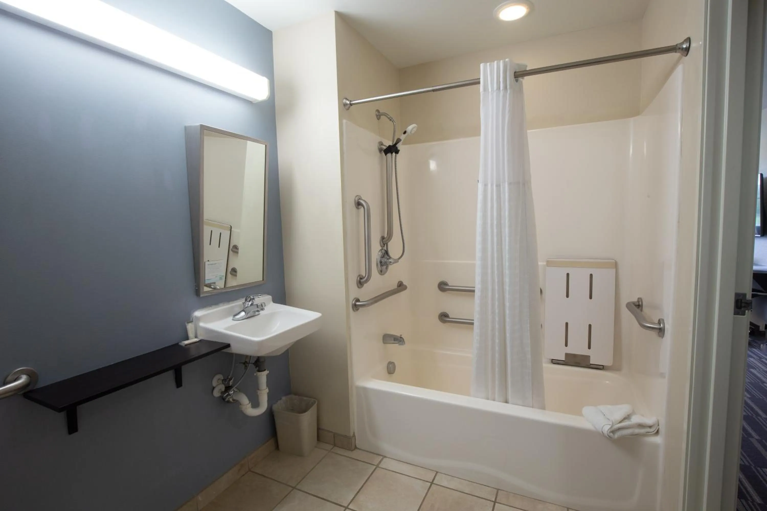 Bath in Microtel Inn & Suites by Wyndham Waynesburg