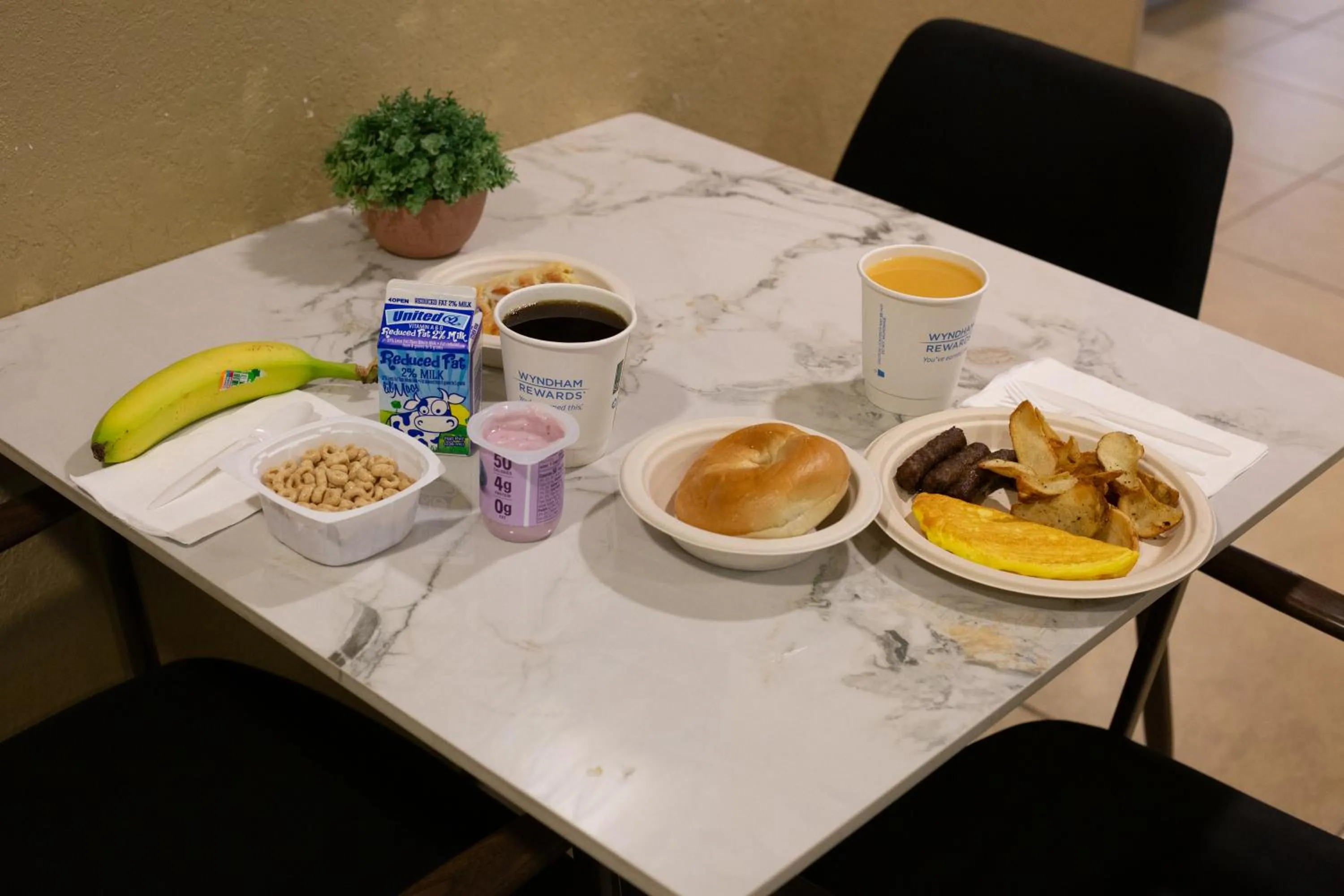 Food and drinks in Microtel Inn & Suites by Wyndham Waynesburg