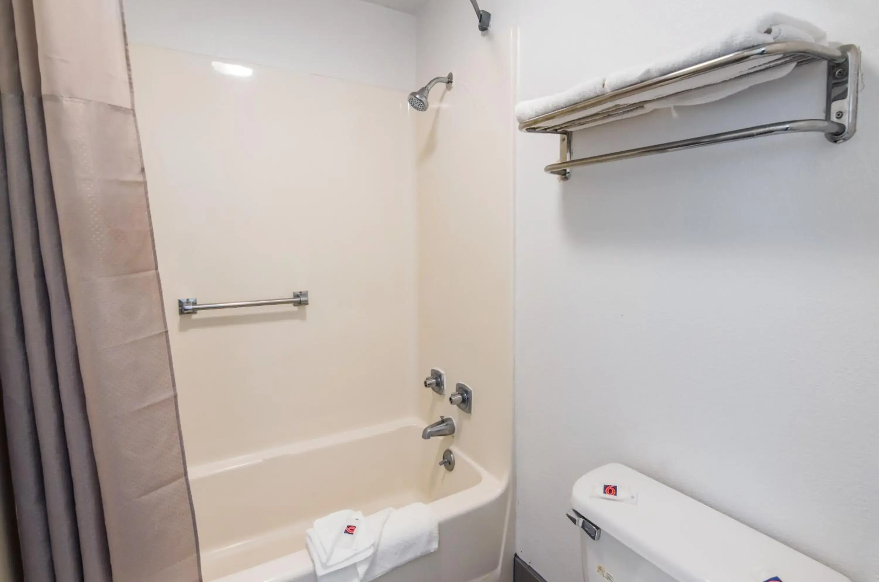 Bathroom in Motel 6-Salem, VA