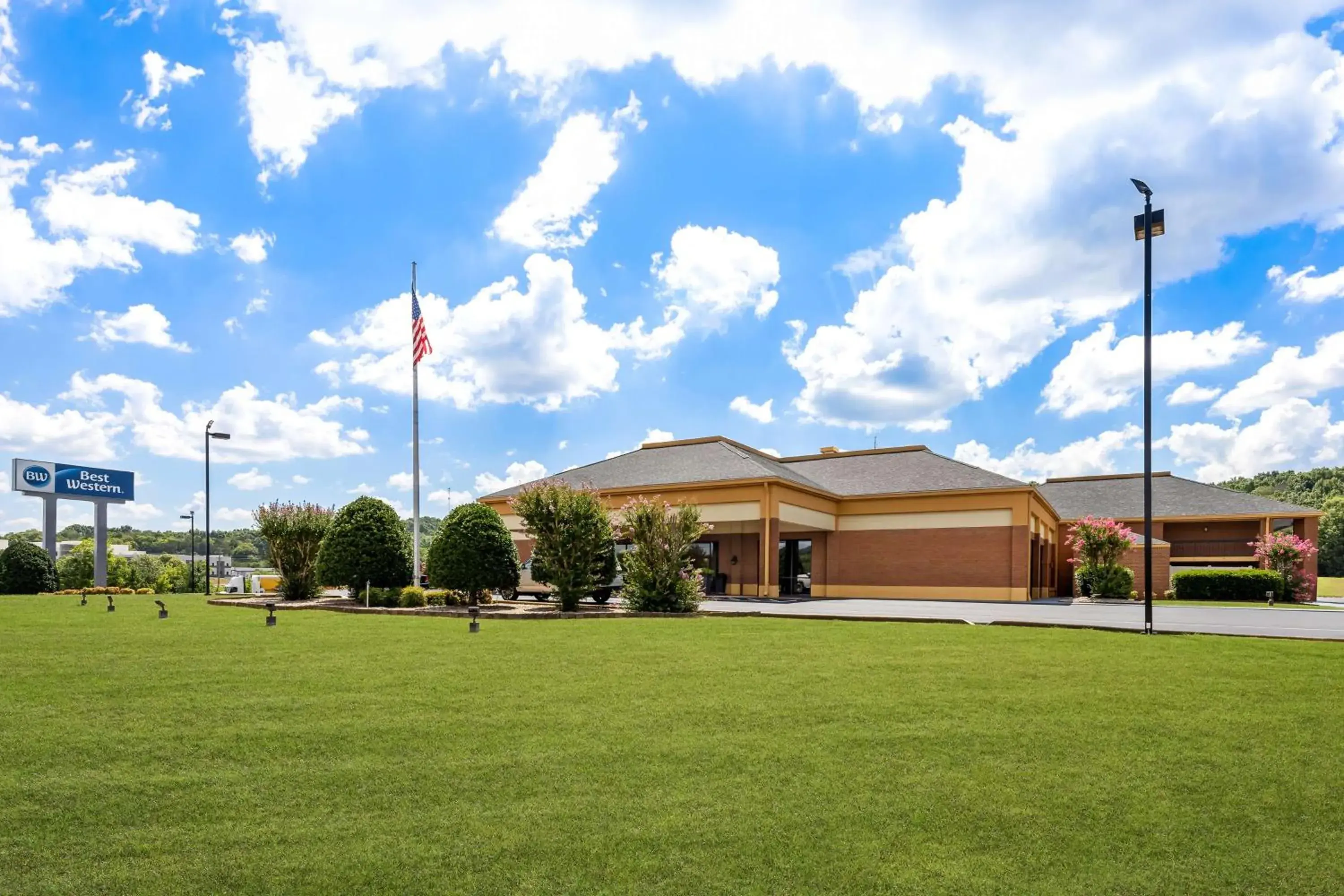 Property building in Best Western - Fayetteville Property building in Best Western - Fayetteville