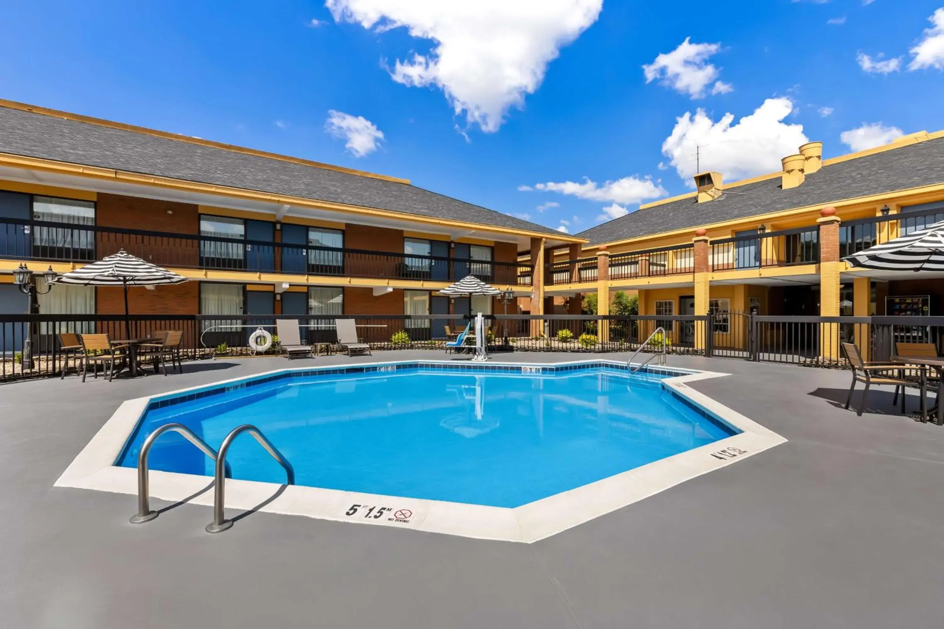 Pool view in Best Western - Fayetteville Pool view in Best Western - Fayetteville