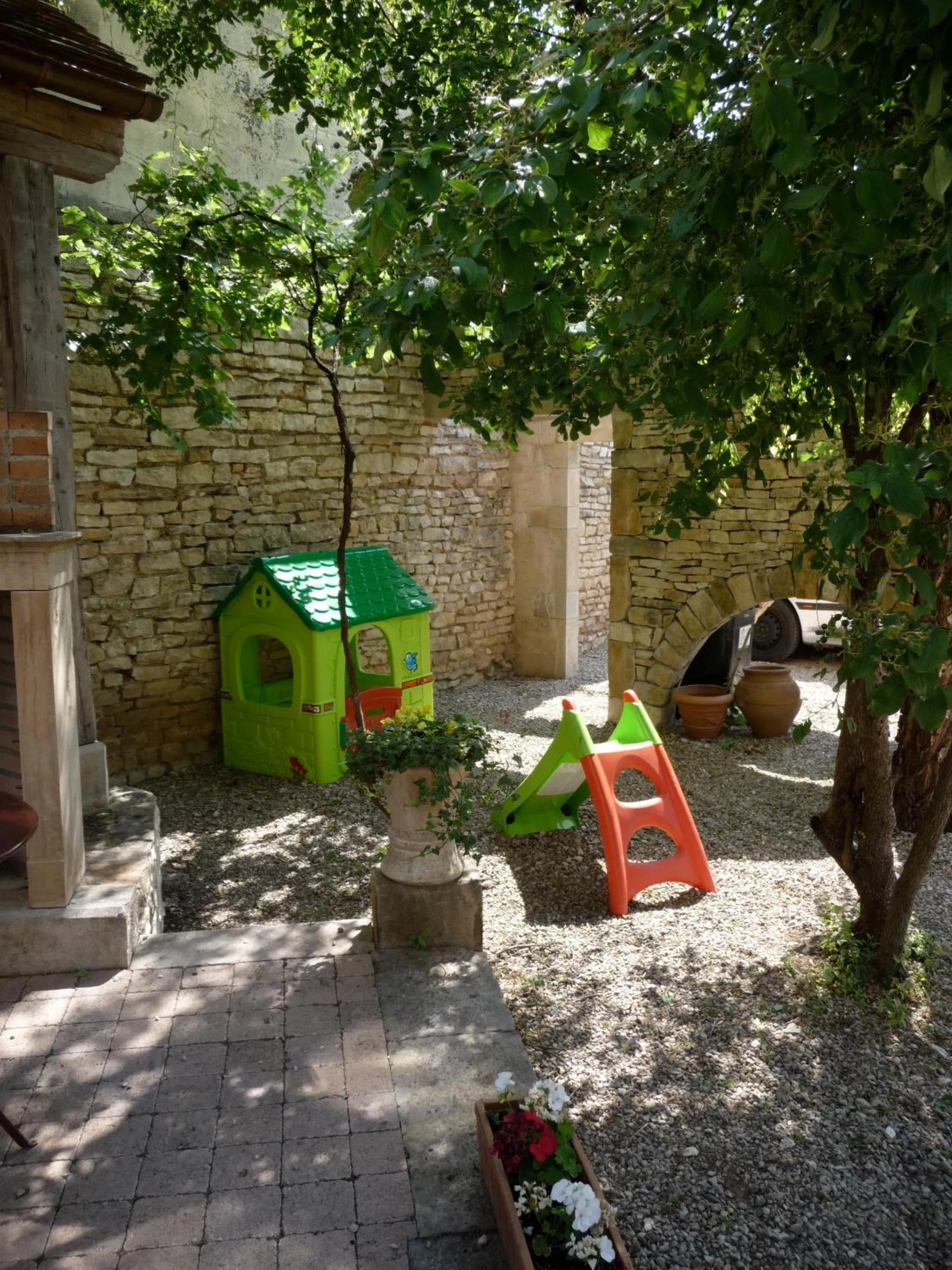 Children play ground in Beaune Hôtel
