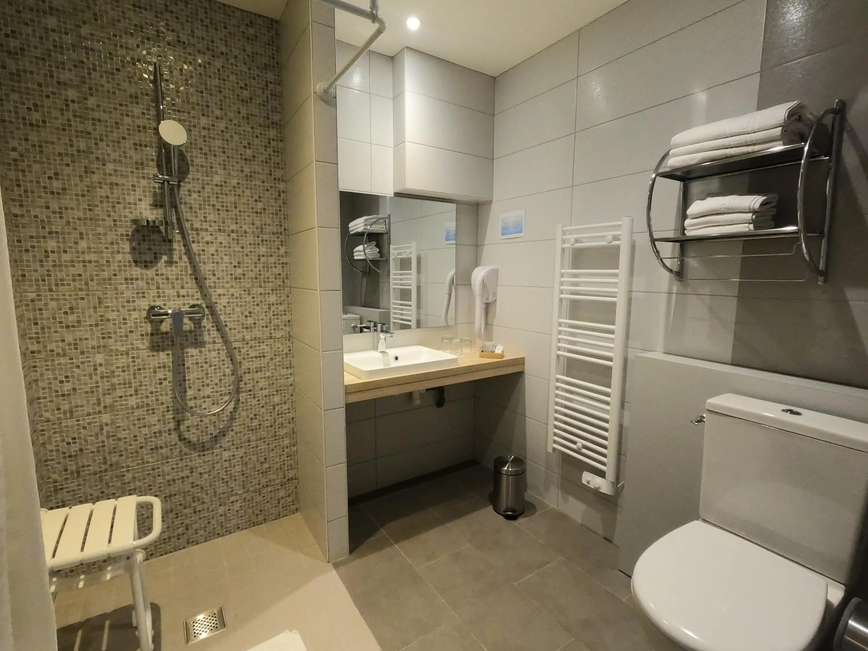 Shower in Beaune Hôtel