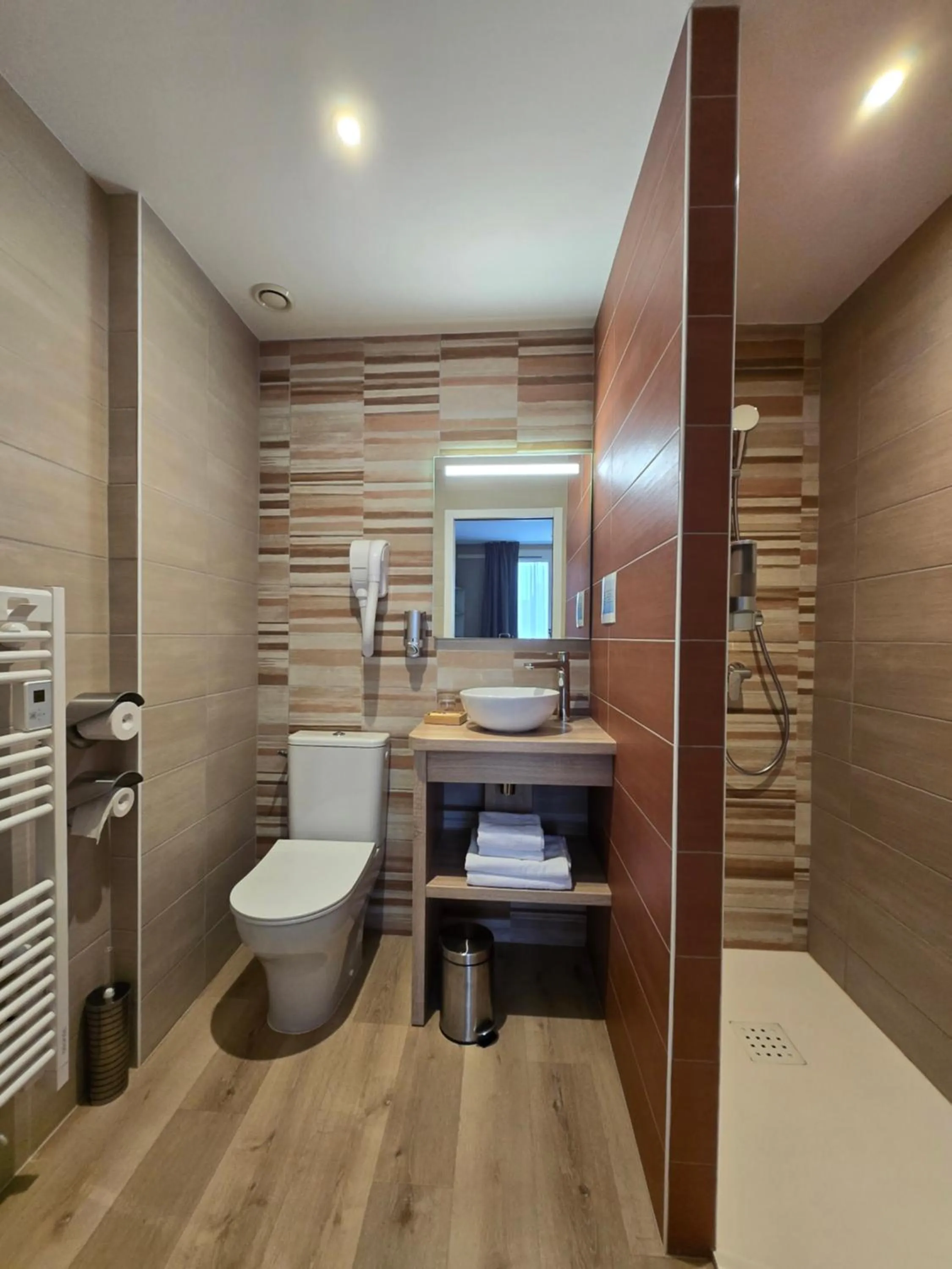 Toilet in Beaune Hôtel