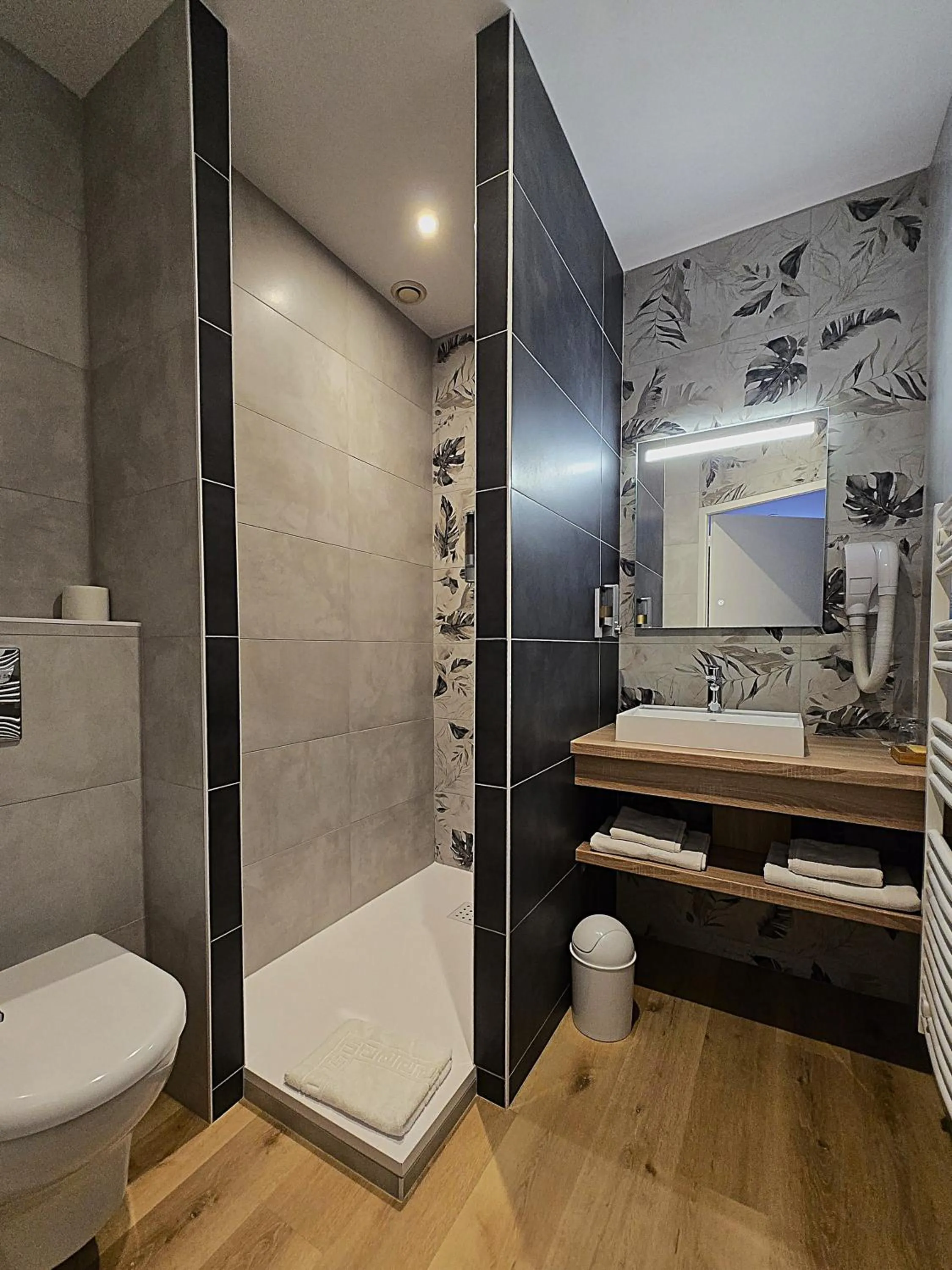 Shower in Beaune Hôtel