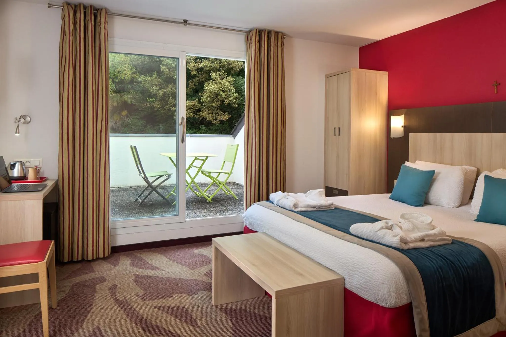 Bedroom, Bed in Hôtel Roissy