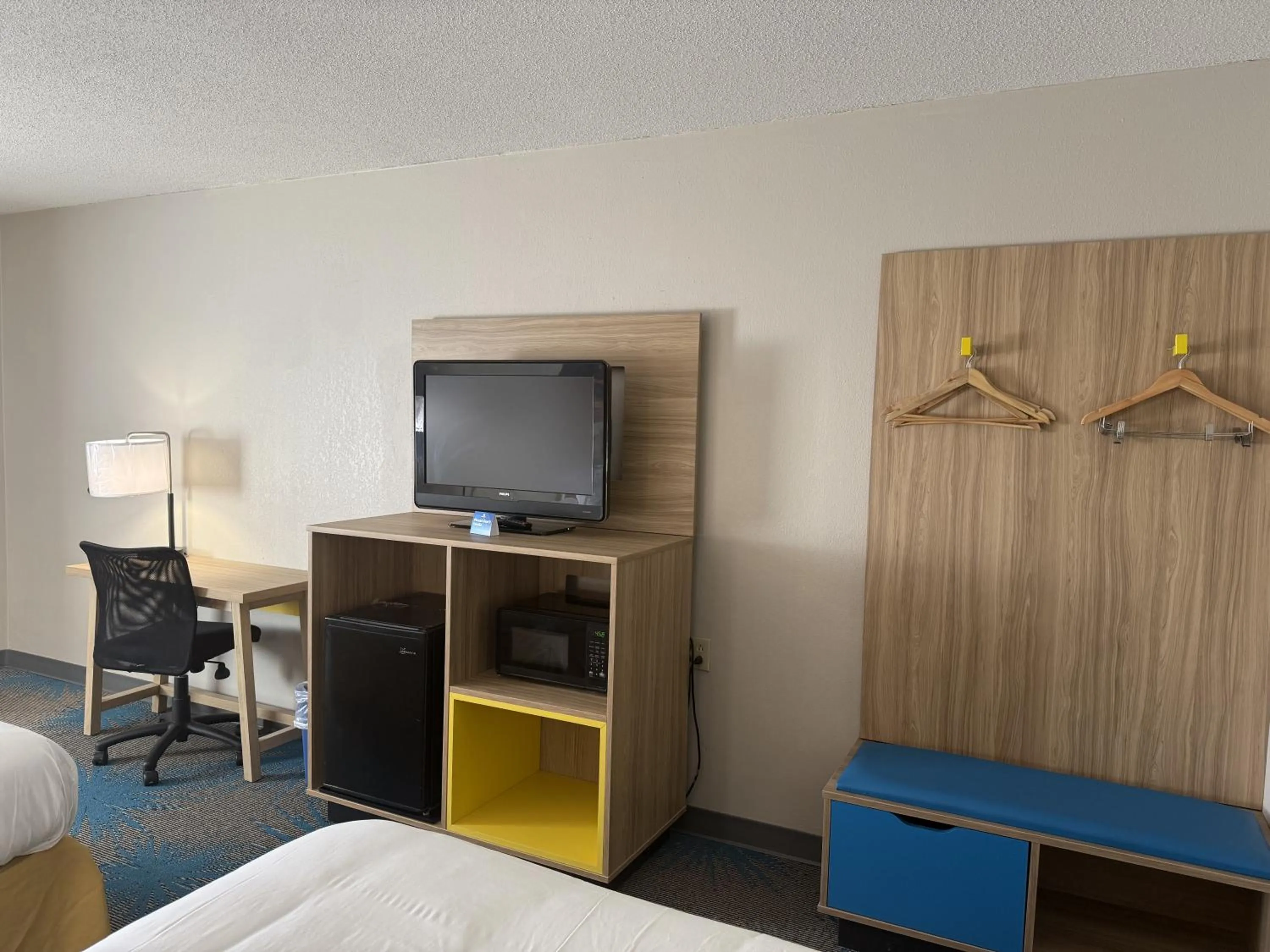 Bedroom, Bed in Days Inn by Wyndham Hannibal